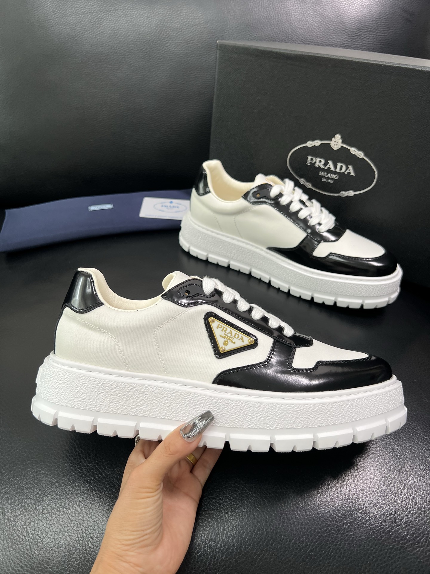 Prada 顶级工艺品，普拉达 专柜同步，原厂配置意大利进口牛皮面料，进口牛皮内里垫，透气舒适，鞋底：原