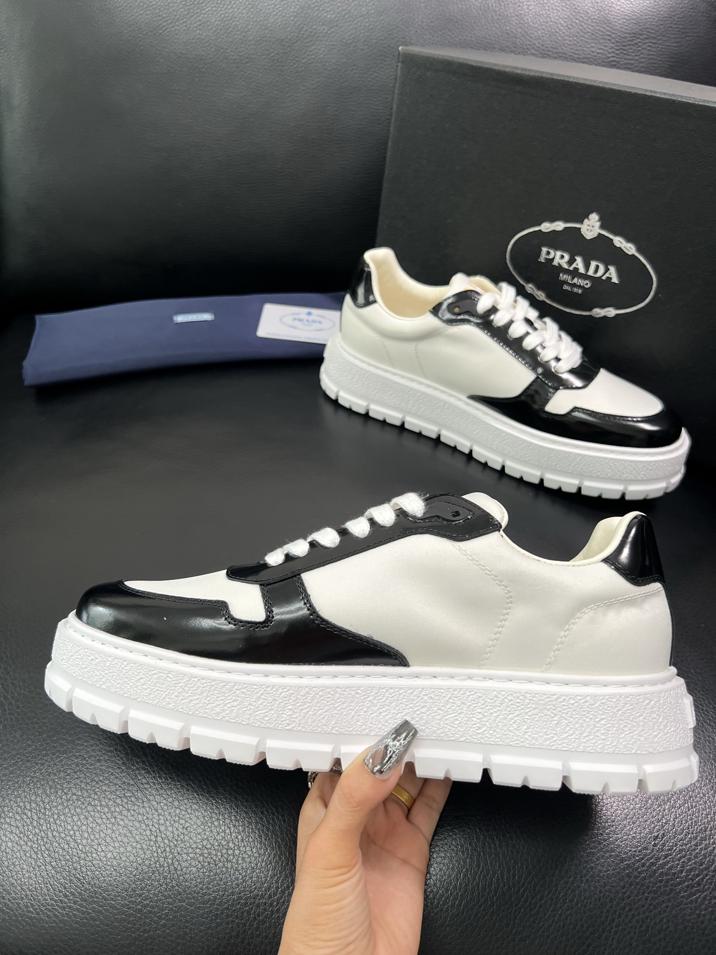 Prada 顶级工艺品，普拉达 专柜同步，原厂配置意大利进口牛皮面料，进口牛皮内里垫，透气舒适，鞋底：原