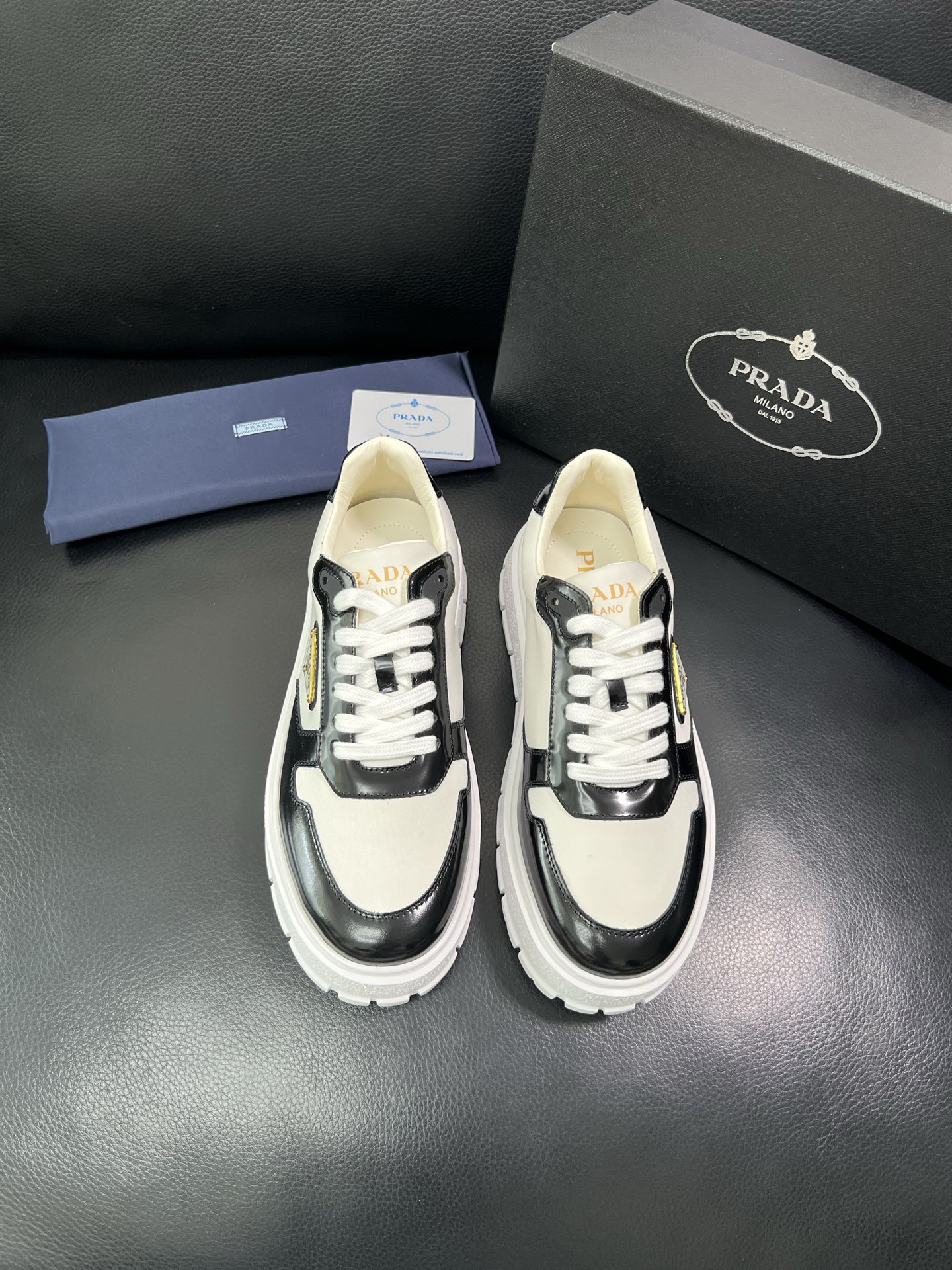 Prada 顶级工艺品，普拉达 专柜同步，原厂配置意大利进口牛皮面料，进口牛皮内里垫，透气舒适，鞋底：原
