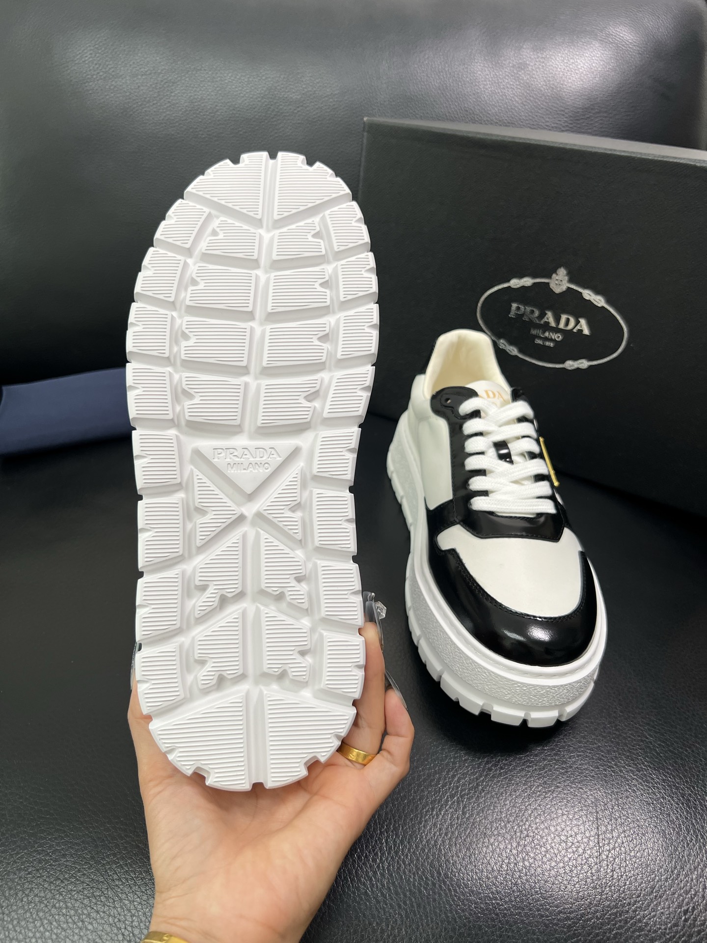 Prada 顶级工艺品，普拉达 专柜同步，原厂配置意大利进口牛皮面料，进口牛皮内里垫，透气舒适，鞋底：原