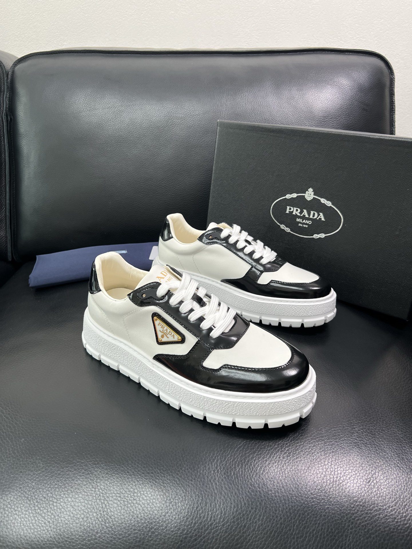 Prada 顶级工艺品，普拉达 专柜同步，原厂配置意大利进口牛皮面料，进口牛皮内里垫，透气舒适，鞋底：原