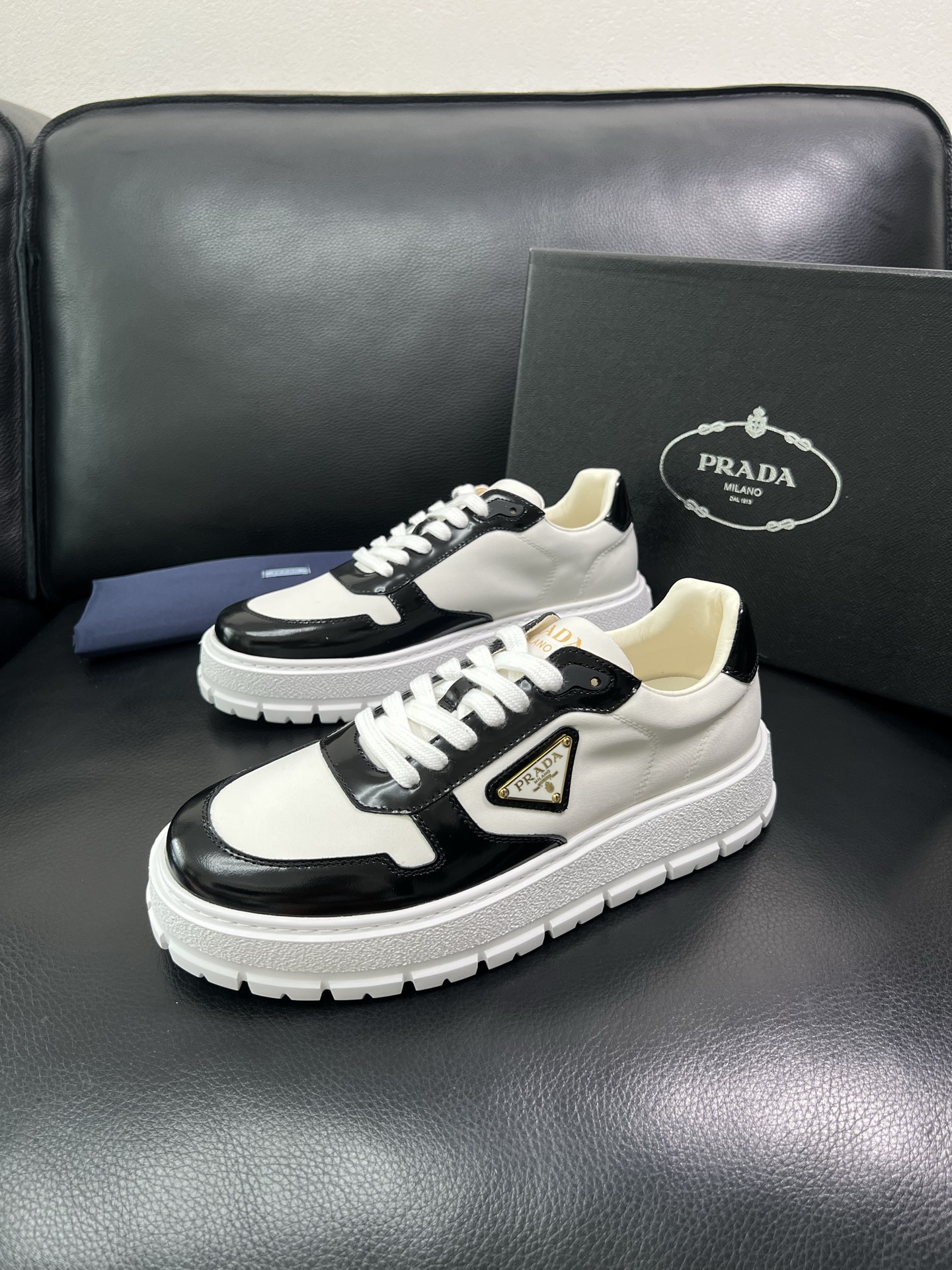 Prada 顶级工艺品，普拉达 专柜同步，原厂配置意大利进口牛皮面料，进口牛皮内里垫，透气舒适，鞋底：原