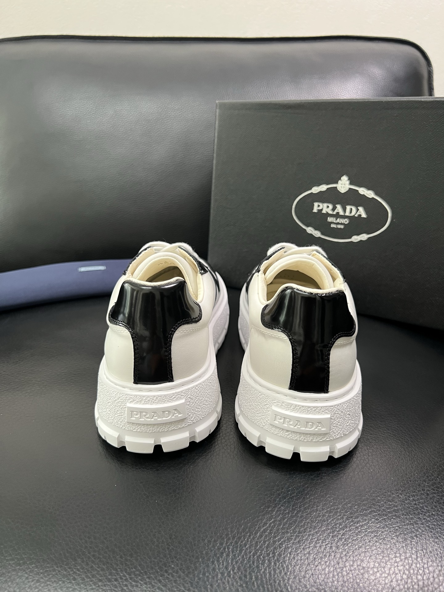 Prada 顶级工艺品，普拉达 专柜同步，原厂配置意大利进口牛皮面料，进口牛皮内里垫，透气舒适，鞋底：原