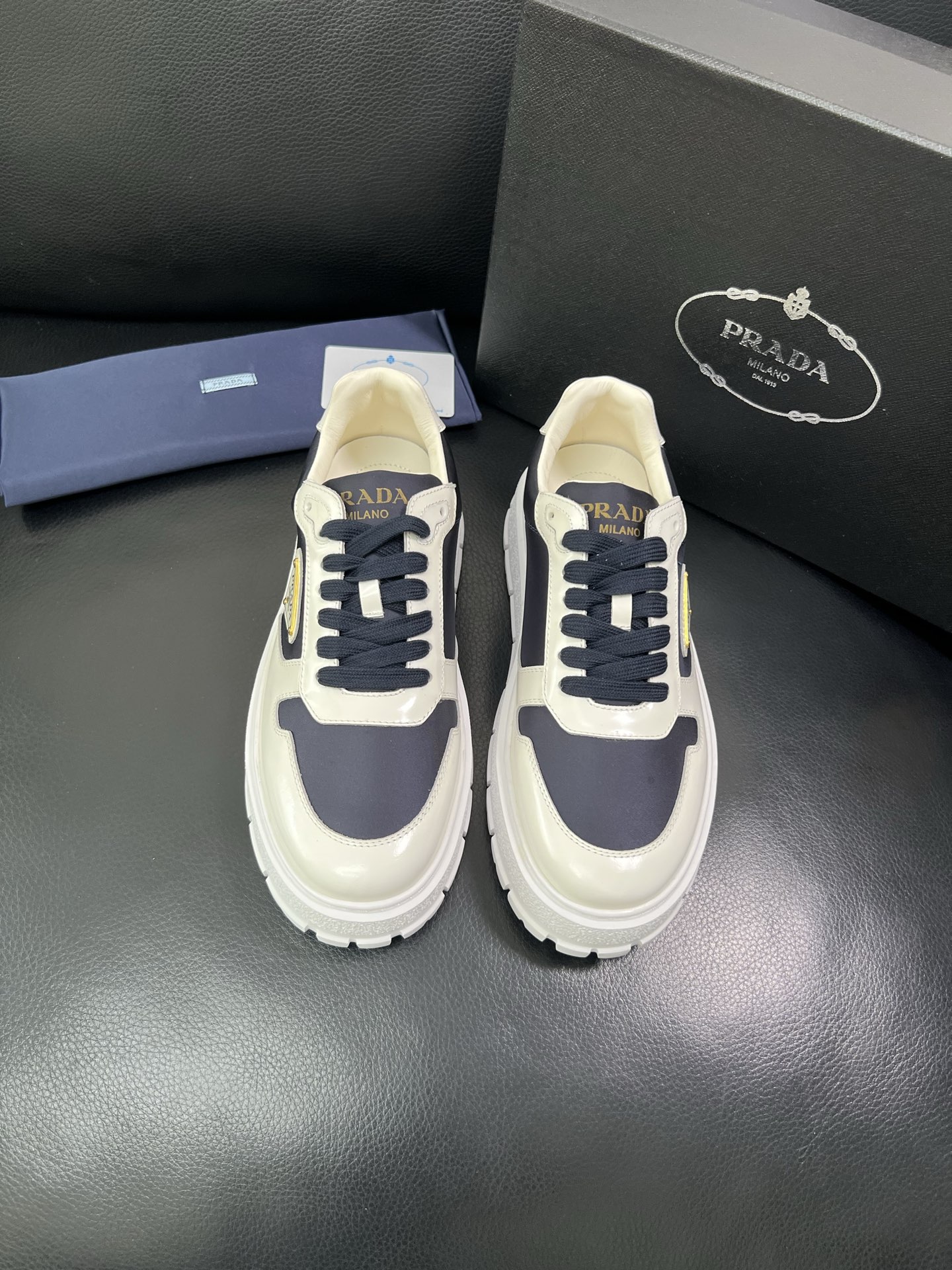 Prada 顶级工艺品，普拉达 专柜同步，原厂配置意大利进口牛皮面料，进口牛皮内里垫，透气舒适，鞋底：原