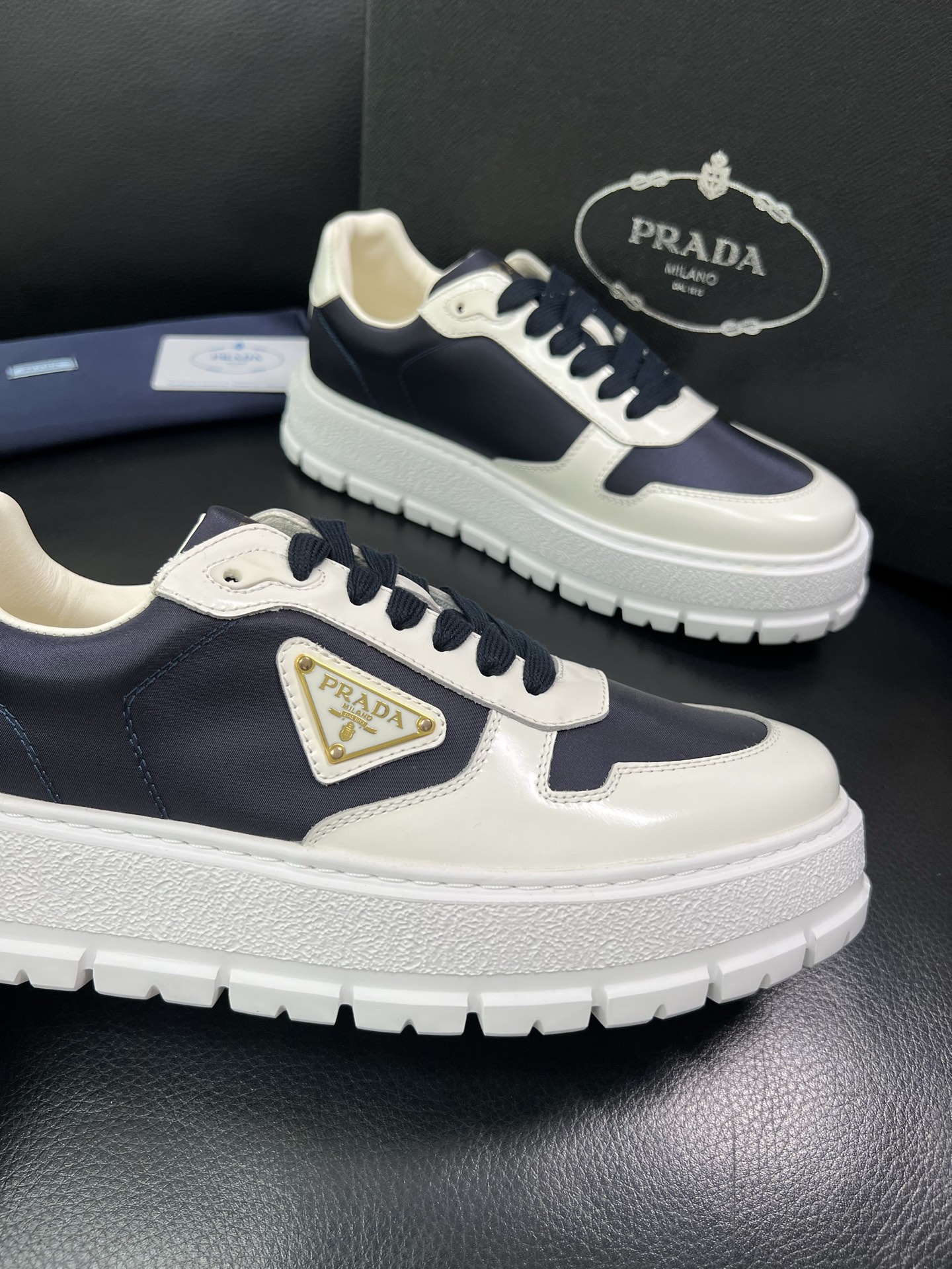 Prada 顶级工艺品，普拉达 专柜同步，原厂配置意大利进口牛皮面料，进口牛皮内里垫，透气舒适，鞋底：原