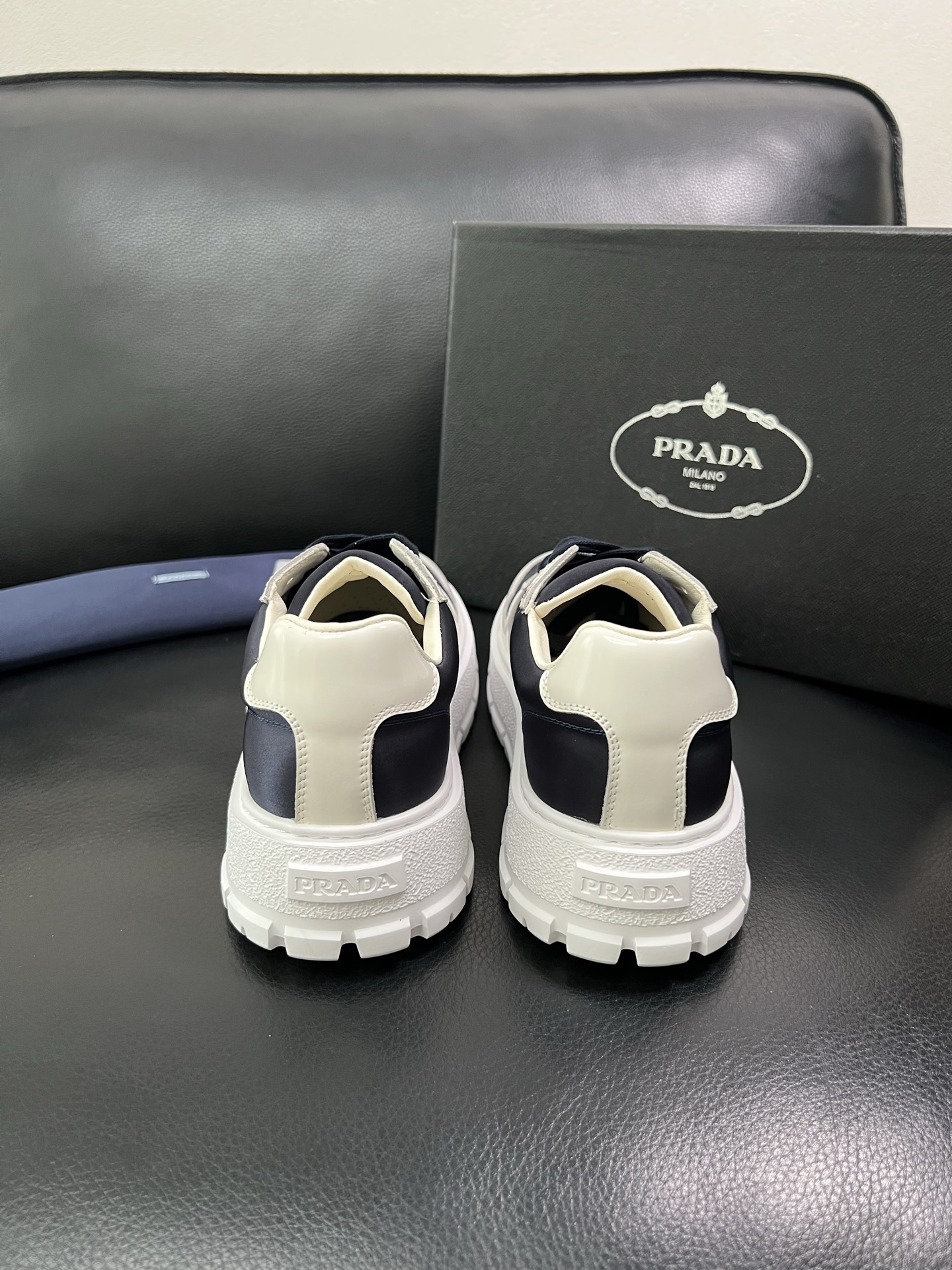 Prada 顶级工艺品，普拉达 专柜同步，原厂配置意大利进口牛皮面料，进口牛皮内里垫，透气舒适，鞋底：原