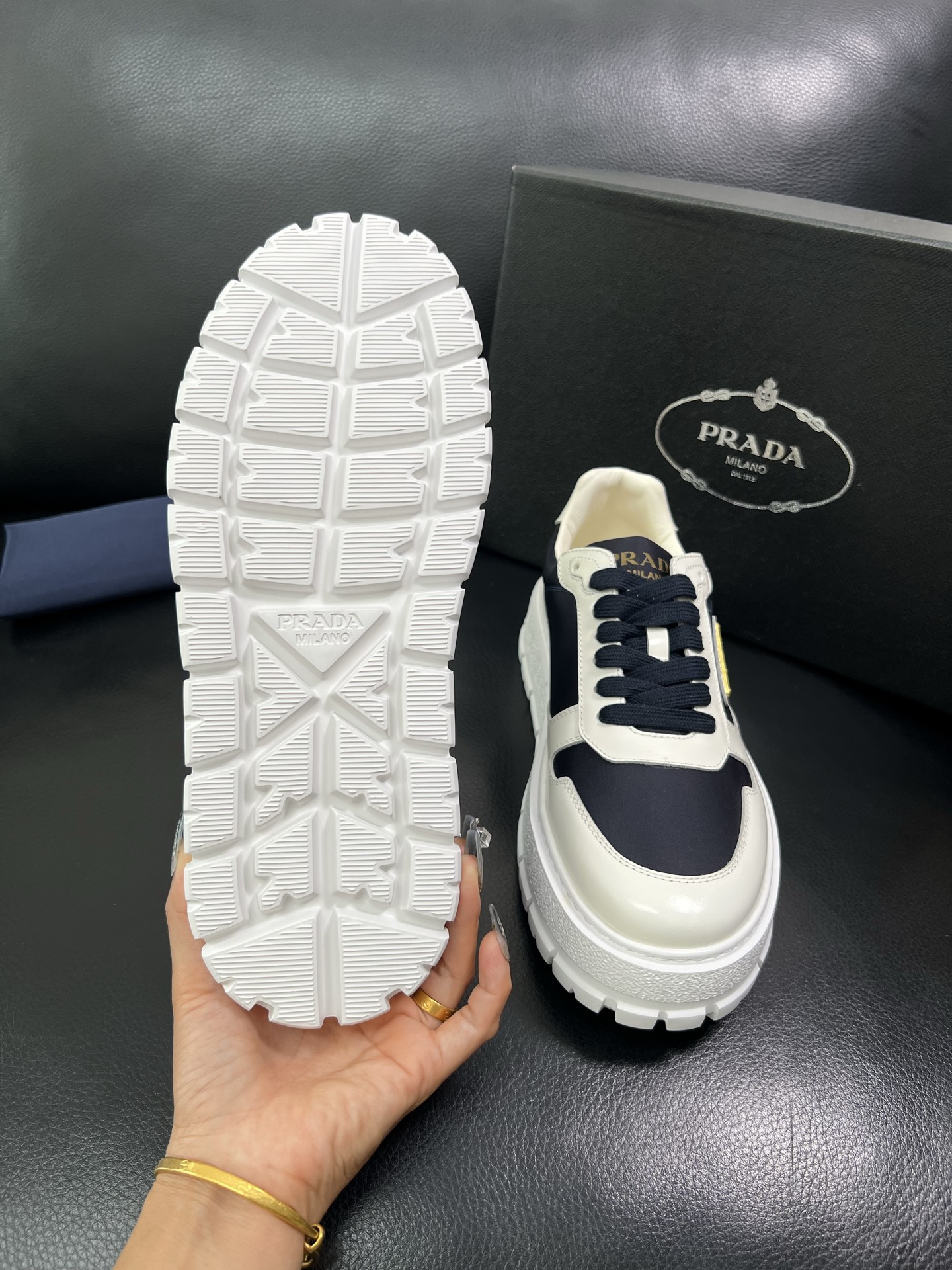 Prada 顶级工艺品，普拉达 专柜同步，原厂配置意大利进口牛皮面料，进口牛皮内里垫，透气舒适，鞋底：原