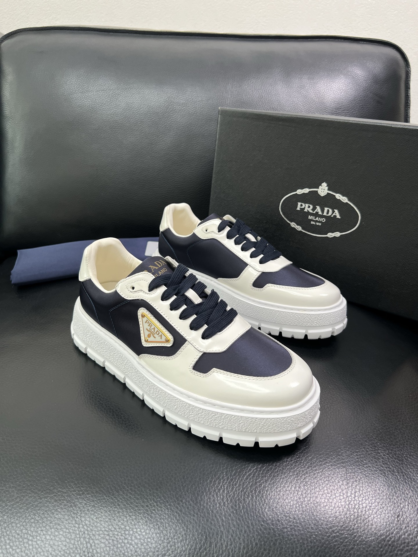 Prada 顶级工艺品，普拉达 专柜同步，原厂配置意大利进口牛皮面料，进口牛皮内里垫，透气舒适，鞋底：原