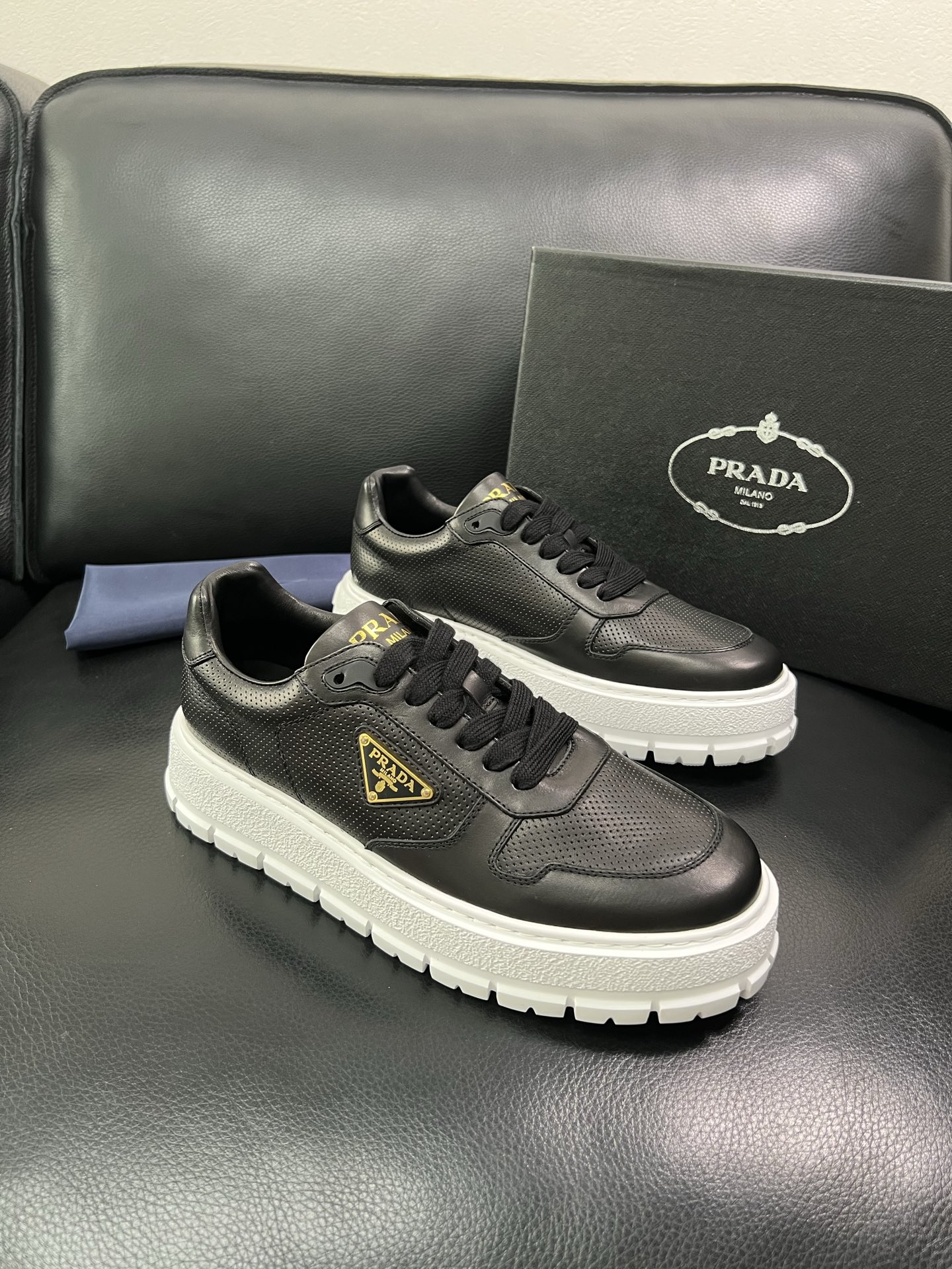Prada 顶级工艺品，普拉达 专柜同步，原厂配置意大利进口牛皮面料，进口牛皮内里垫，透气舒适，鞋底：原