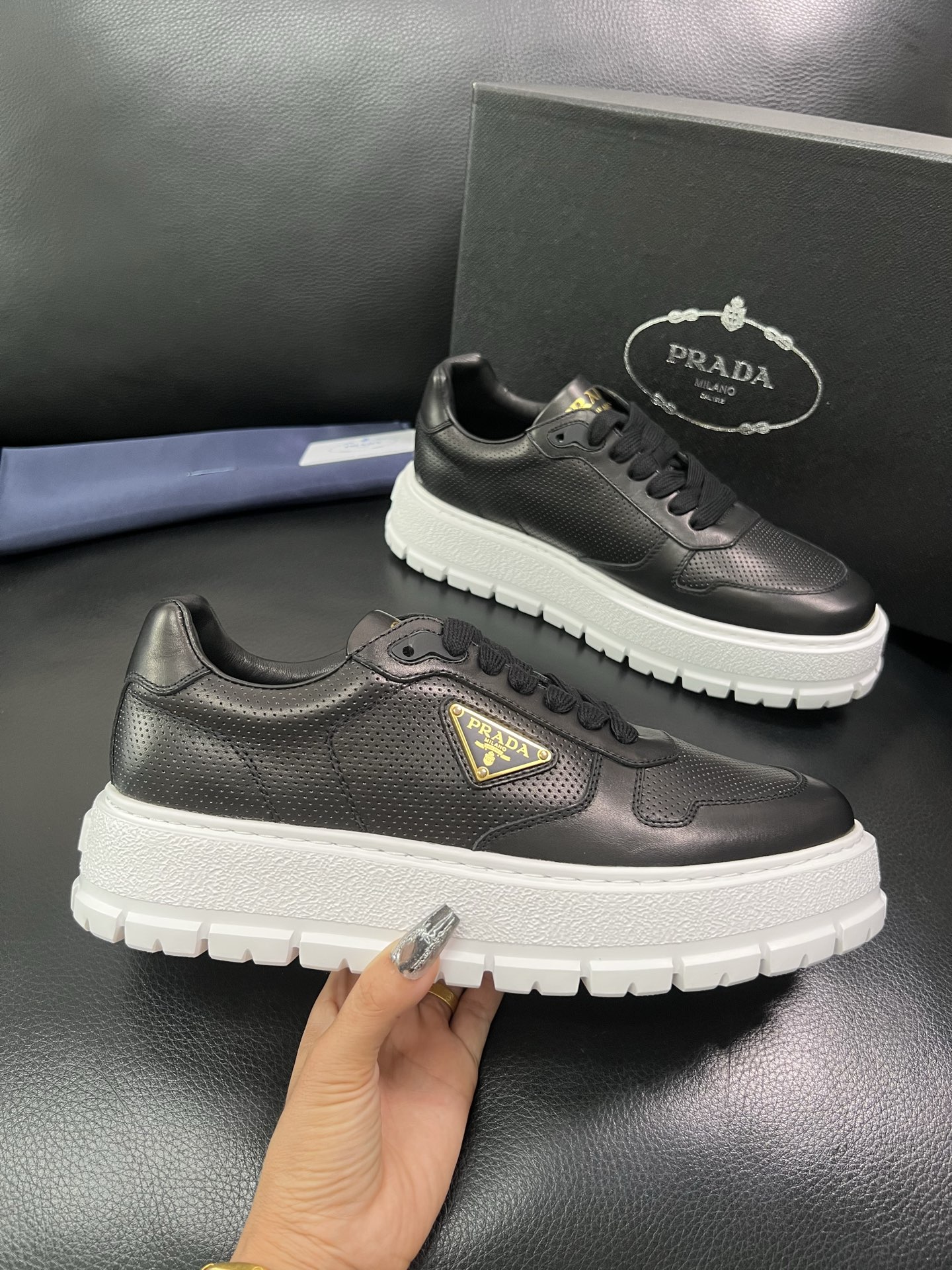 Prada 顶级工艺品，普拉达 专柜同步，原厂配置意大利进口牛皮面料，进口牛皮内里垫，透气舒适，鞋底：原