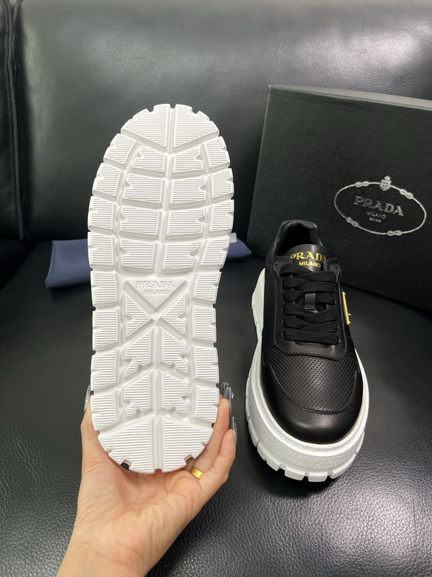 Prada 顶级工艺品，普拉达 专柜同步，原厂配置意大利进口牛皮面料，进口牛皮内里垫，透气舒适，鞋底：原