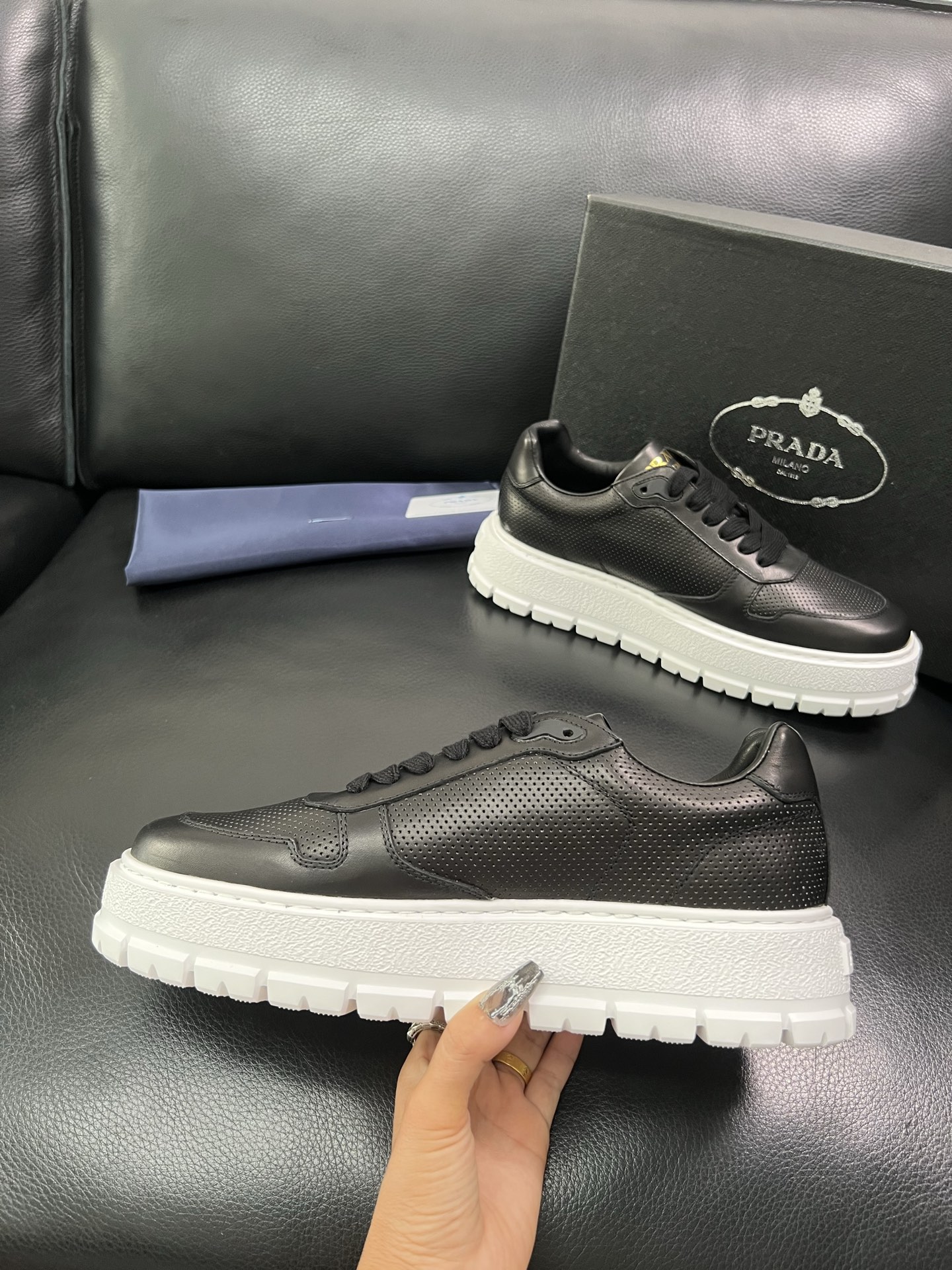 Prada 顶级工艺品，普拉达 专柜同步，原厂配置意大利进口牛皮面料，进口牛皮内里垫，透气舒适，鞋底：原