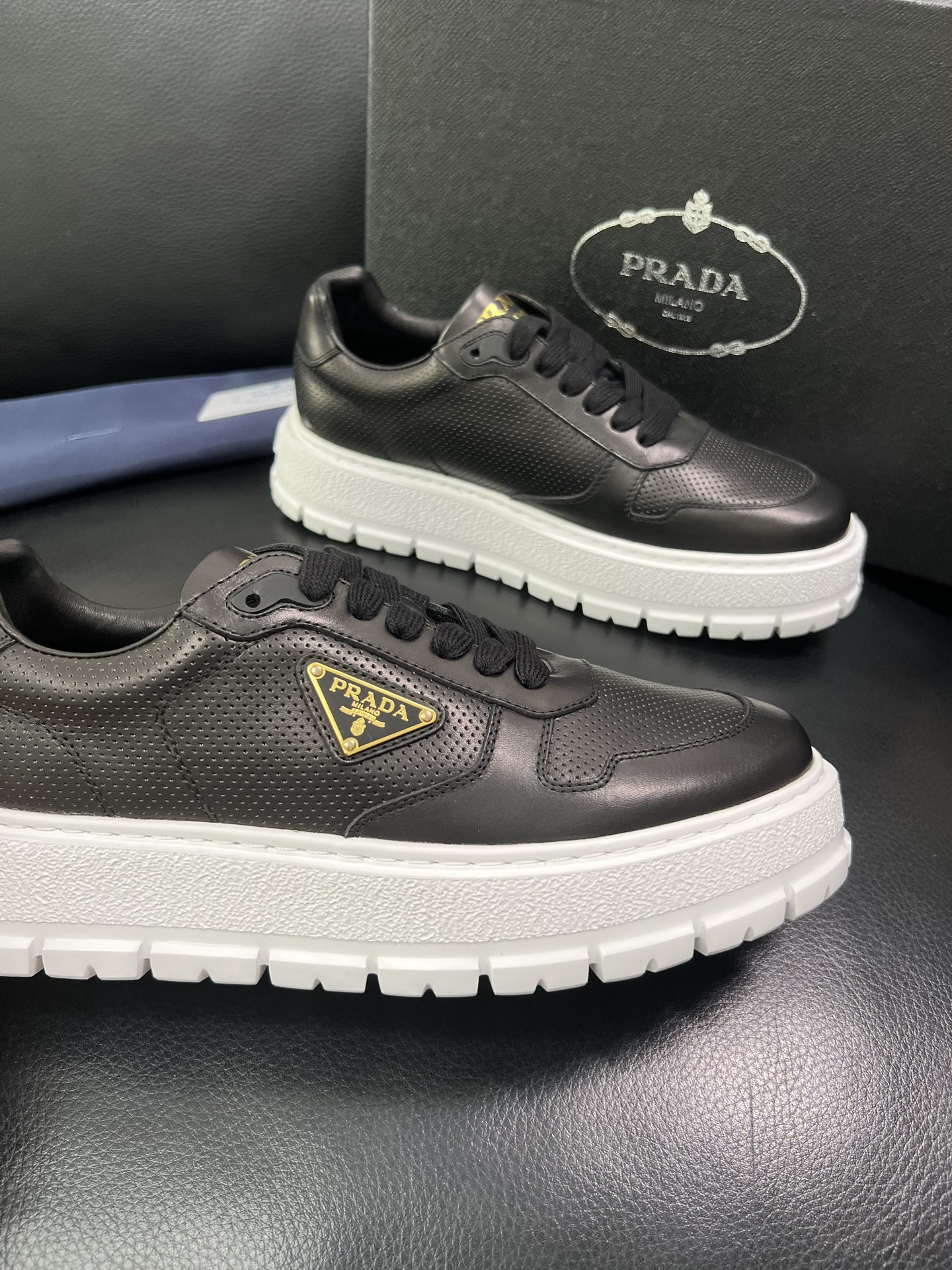 Prada 顶级工艺品，普拉达 专柜同步，原厂配置意大利进口牛皮面料，进口牛皮内里垫，透气舒适，鞋底：原