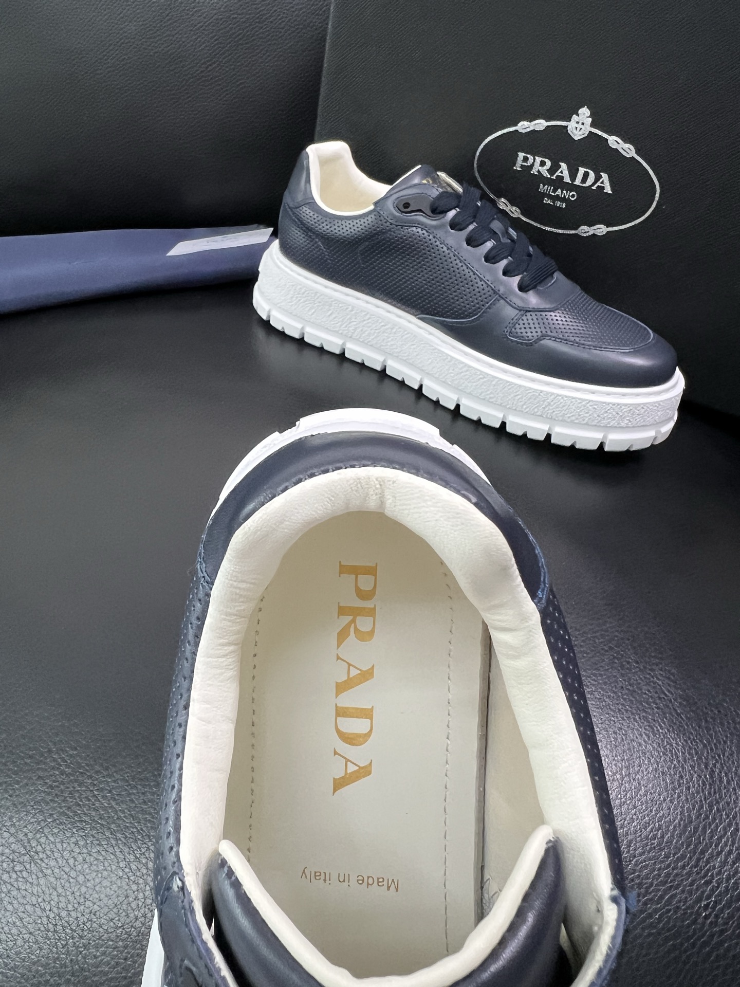 Prada 顶级工艺品，普拉达 专柜同步，原厂配置意大利进口牛皮面料，进口牛皮内里垫，透气舒适，鞋底：原