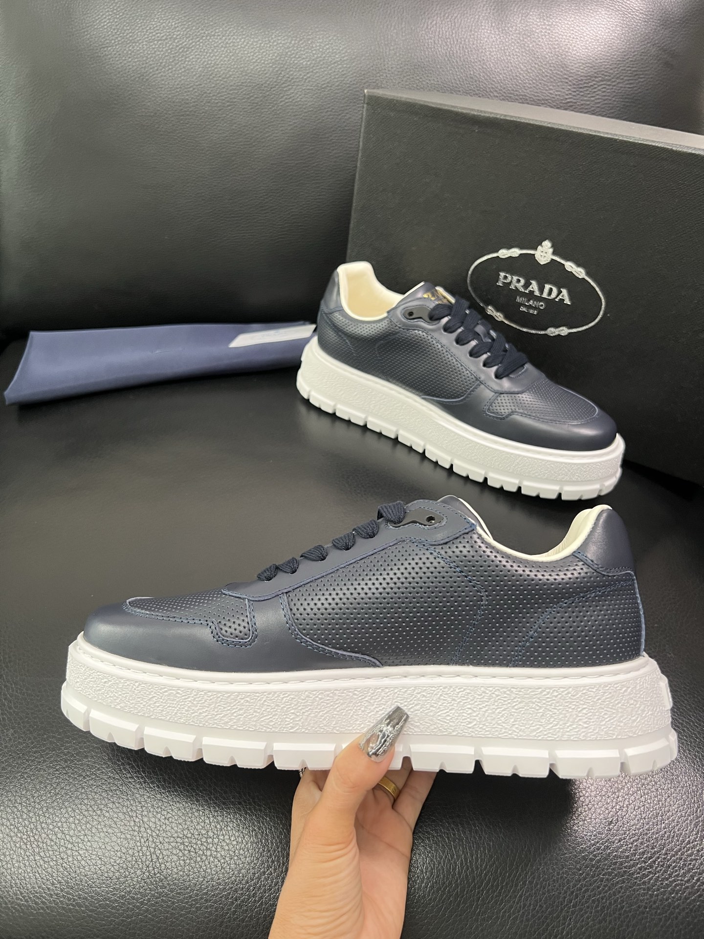 Prada 顶级工艺品，普拉达 专柜同步，原厂配置意大利进口牛皮面料，进口牛皮内里垫，透气舒适，鞋底：原