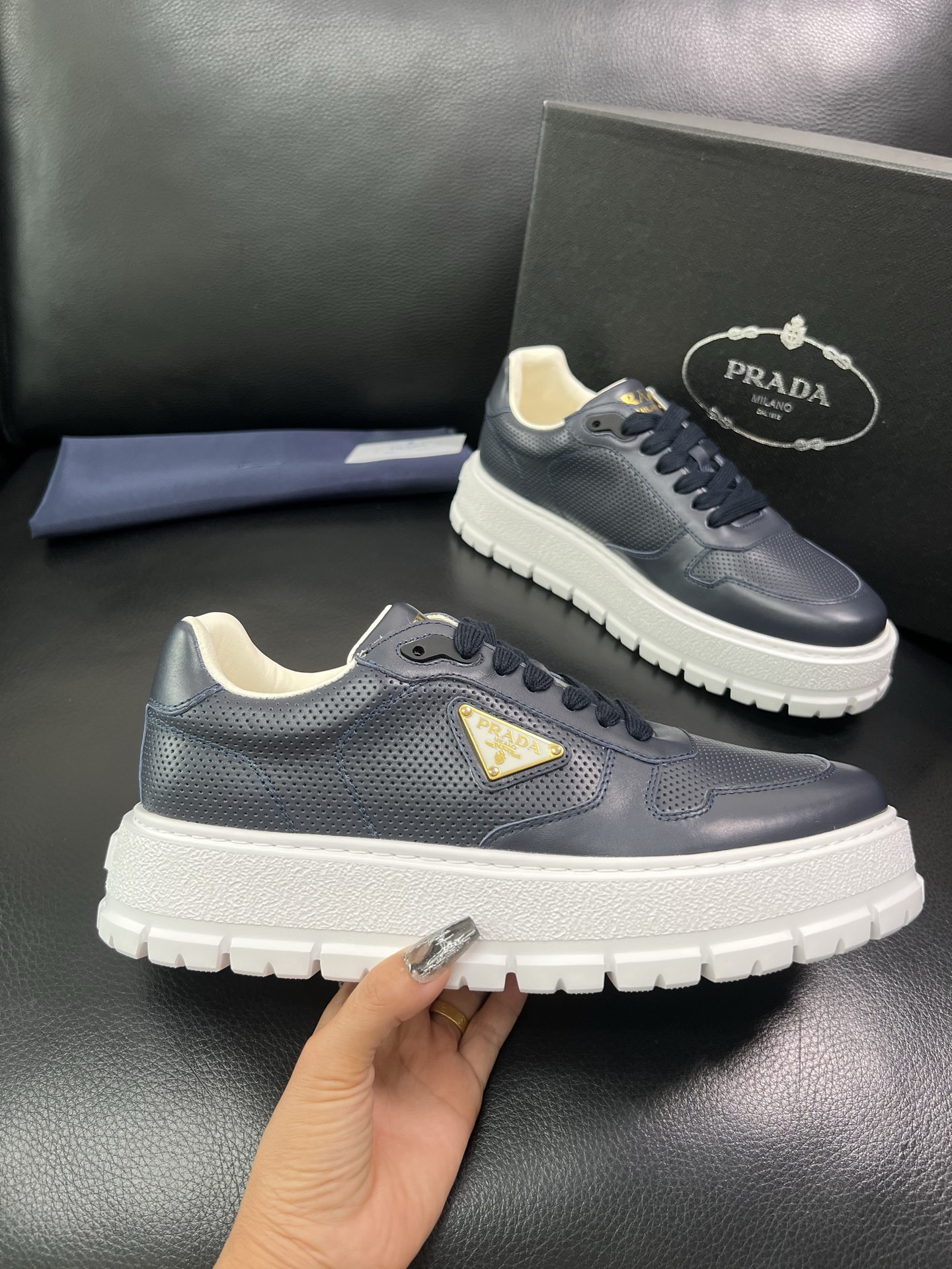Prada 顶级工艺品，普拉达 专柜同步，原厂配置意大利进口牛皮面料，进口牛皮内里垫，透气舒适，鞋底：原