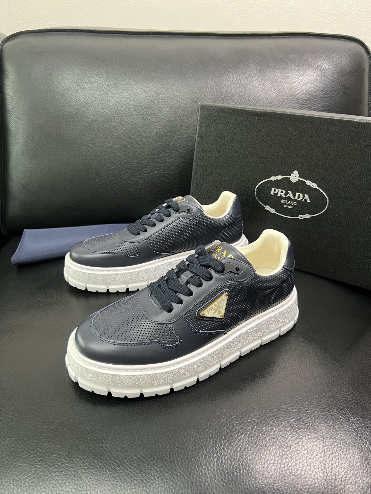 Prada 顶级工艺品，普拉达 专柜同步，原厂配置意大利进口牛皮面料，进口牛皮内里垫，透气舒适，鞋底：原