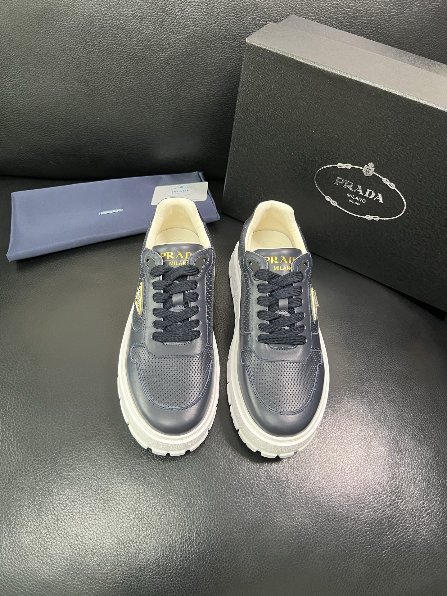 Prada 顶级工艺品，普拉达 专柜同步，原厂配置意大利进口牛皮面料，进口牛皮内里垫，透气舒适，鞋底：原