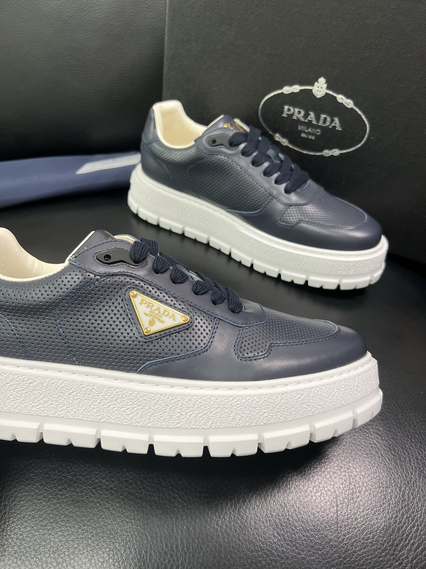 Prada 顶级工艺品，普拉达 专柜同步，原厂配置意大利进口牛皮面料，进口牛皮内里垫，透气舒适，鞋底：原