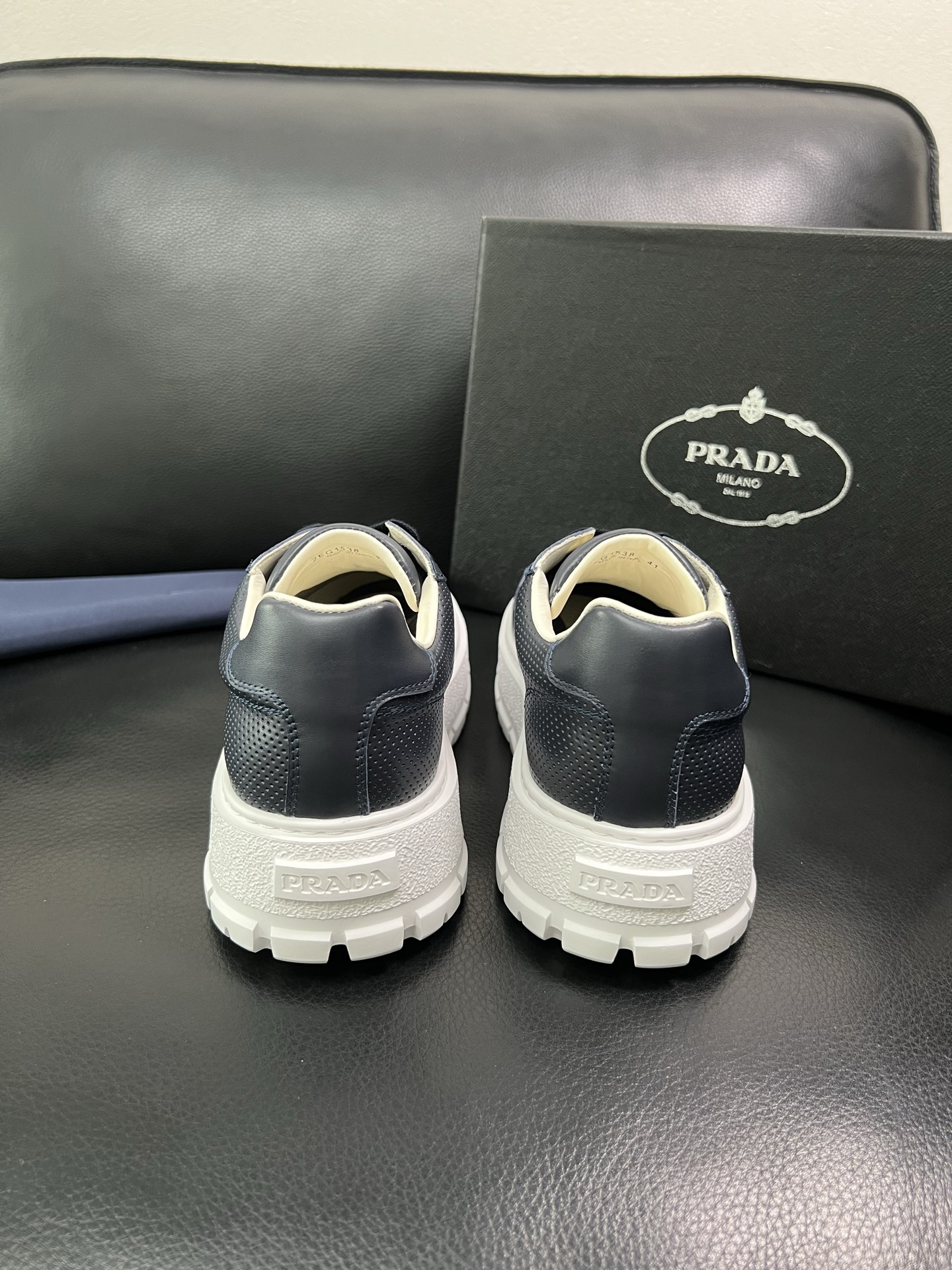 Prada 顶级工艺品，普拉达 专柜同步，原厂配置意大利进口牛皮面料，进口牛皮内里垫，透气舒适，鞋底：原