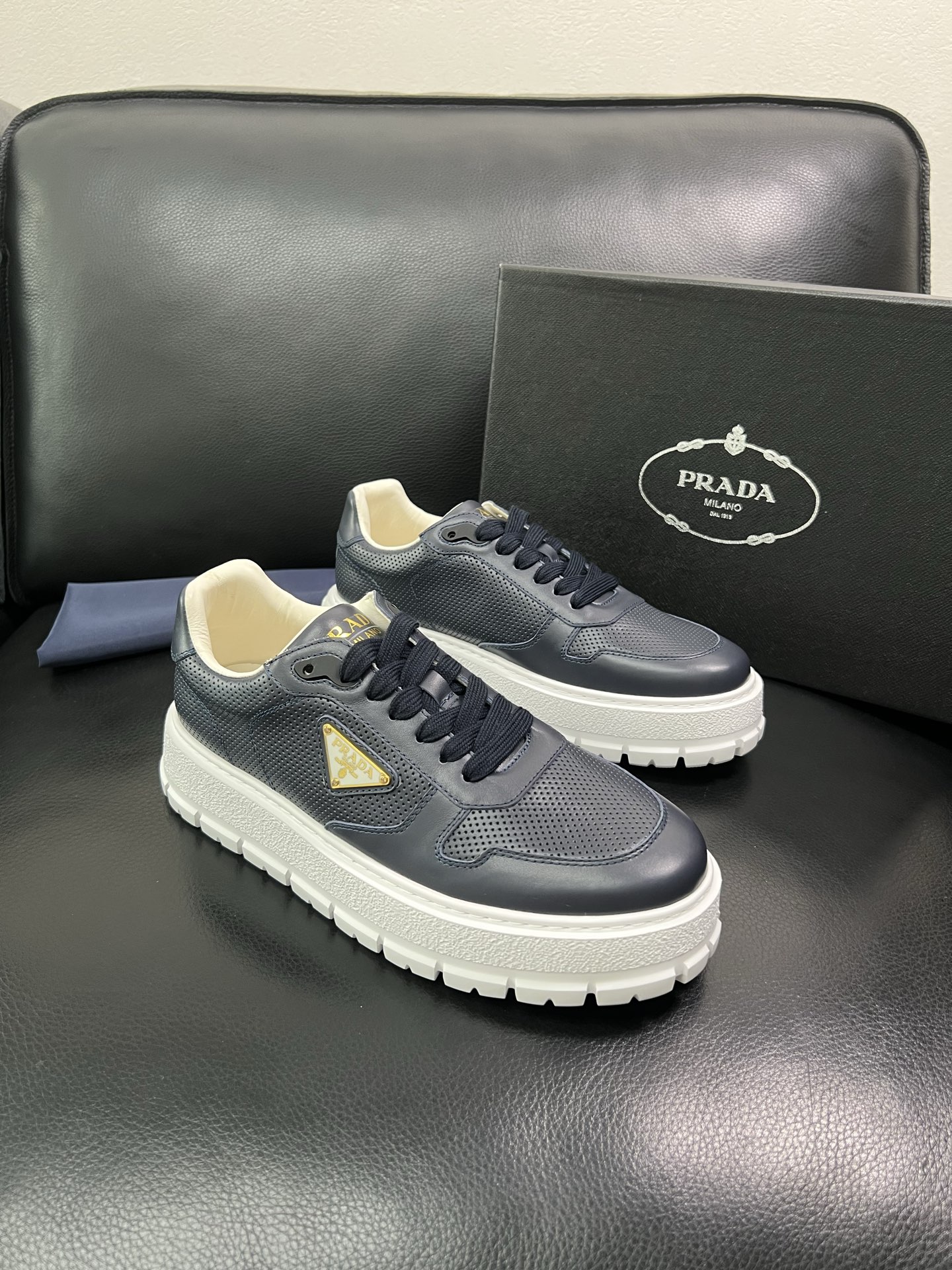 Prada 顶级工艺品，普拉达 专柜同步，原厂配置意大利进口牛皮面料，进口牛皮内里垫，透气舒适，鞋底：原