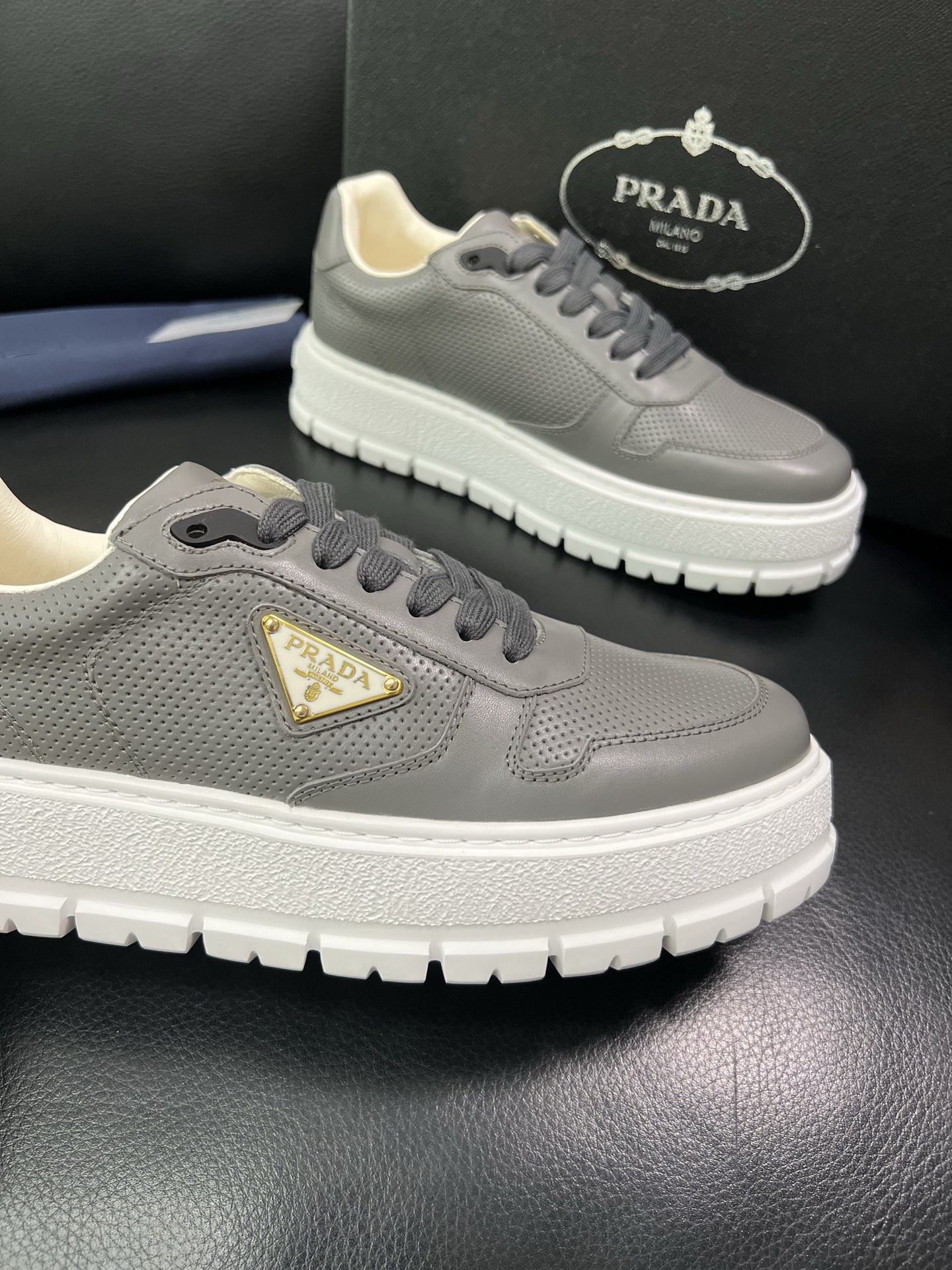 Prada 顶级工艺品，普拉达 专柜同步，原厂配置意大利进口牛皮面料，进口牛皮内里垫，透气舒适，鞋底：原