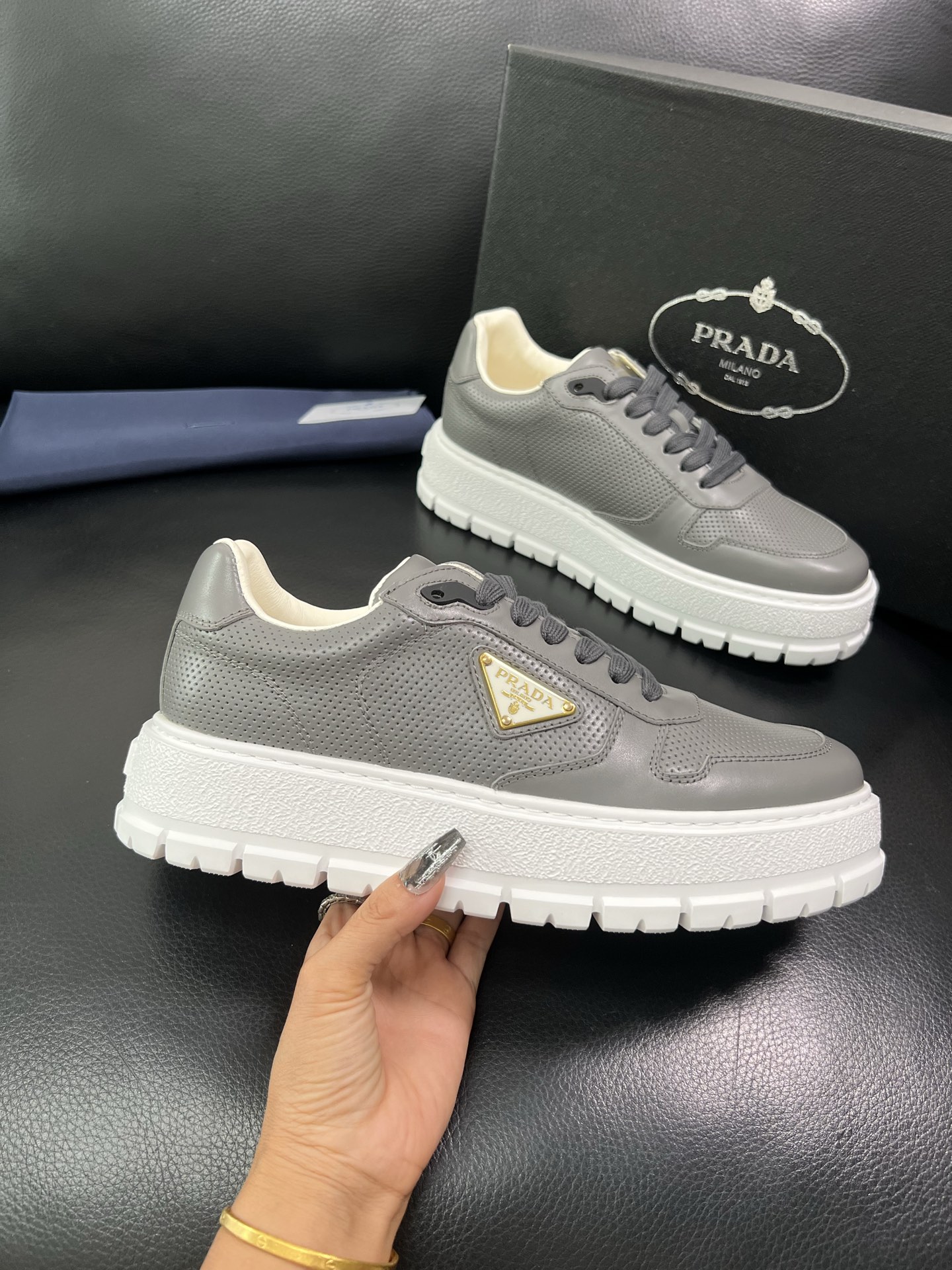 Prada 顶级工艺品，普拉达 专柜同步，原厂配置意大利进口牛皮面料，进口牛皮内里垫，透气舒适，鞋底：原