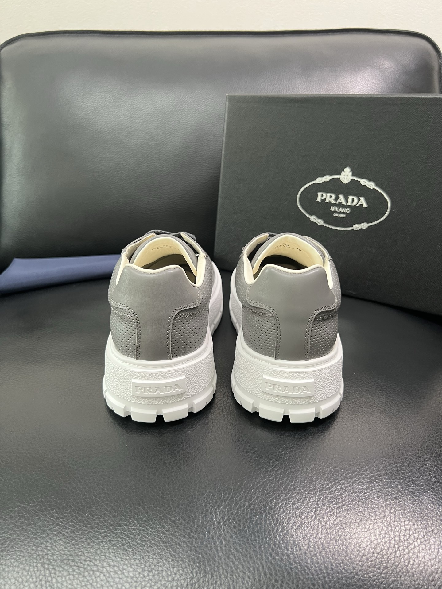 Prada 顶级工艺品，普拉达 专柜同步，原厂配置意大利进口牛皮面料，进口牛皮内里垫，透气舒适，鞋底：原