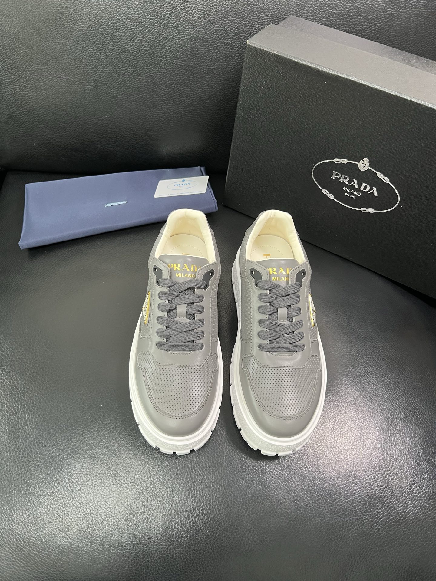 Prada 顶级工艺品，普拉达 专柜同步，原厂配置意大利进口牛皮面料，进口牛皮内里垫，透气舒适，鞋底：原