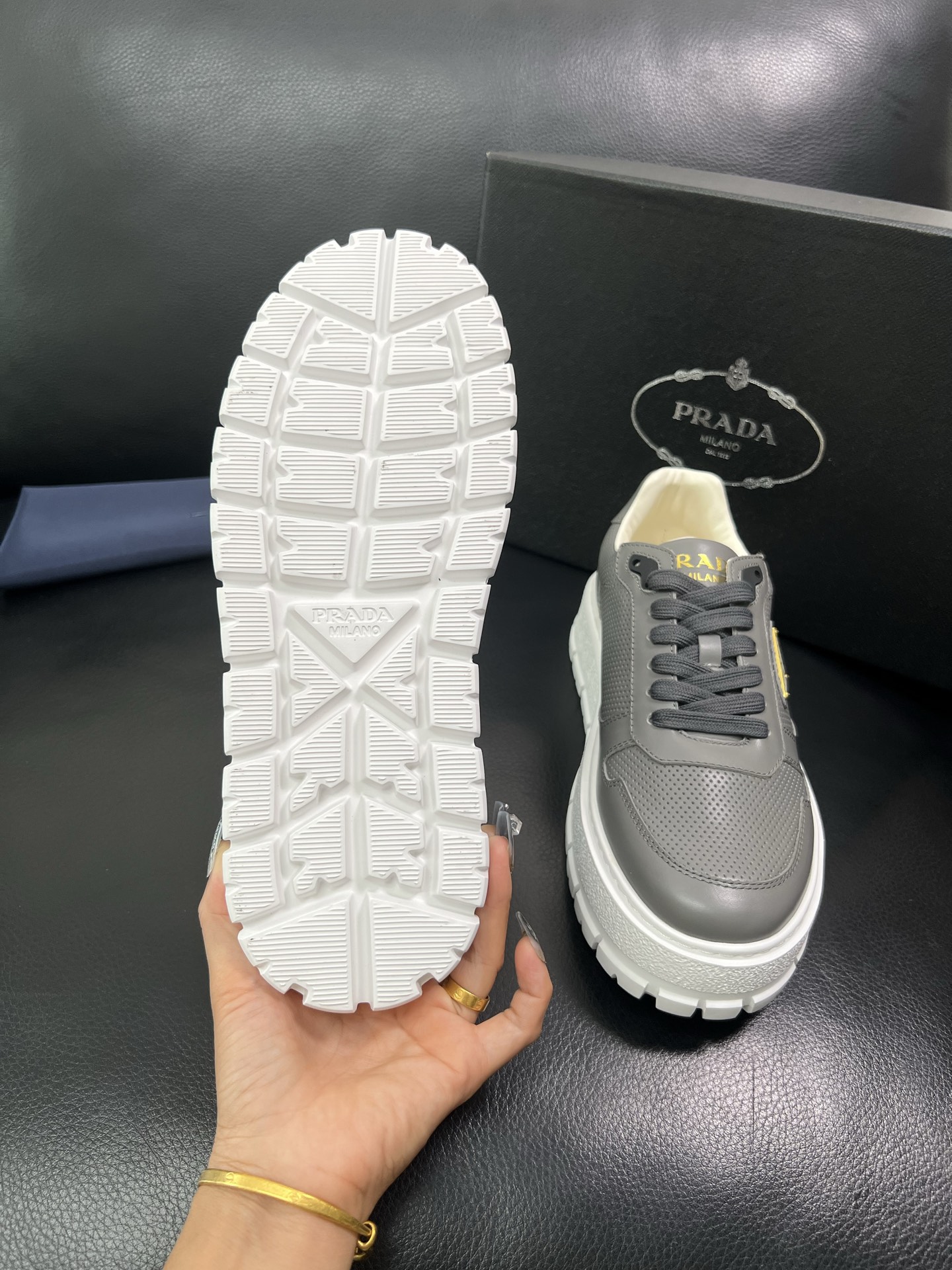 Prada 顶级工艺品，普拉达 专柜同步，原厂配置意大利进口牛皮面料，进口牛皮内里垫，透气舒适，鞋底：原