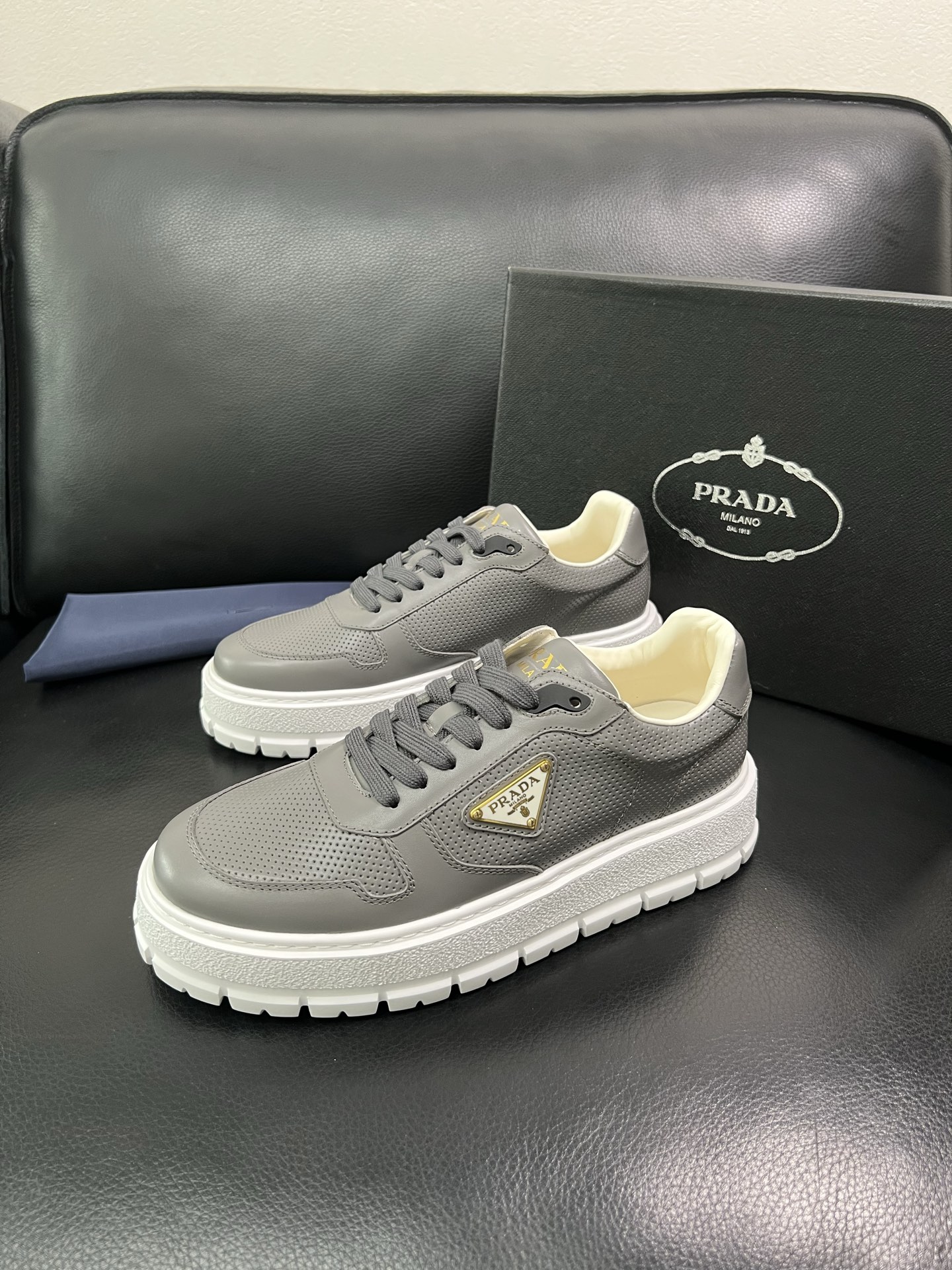 Prada 顶级工艺品，普拉达 专柜同步，原厂配置意大利进口牛皮面料，进口牛皮内里垫，透气舒适，鞋底：原