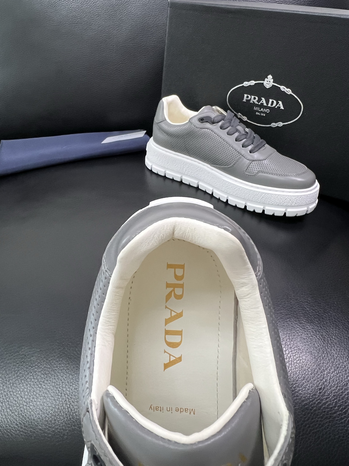 Prada 顶级工艺品，普拉达 专柜同步，原厂配置意大利进口牛皮面料，进口牛皮内里垫，透气舒适，鞋底：原