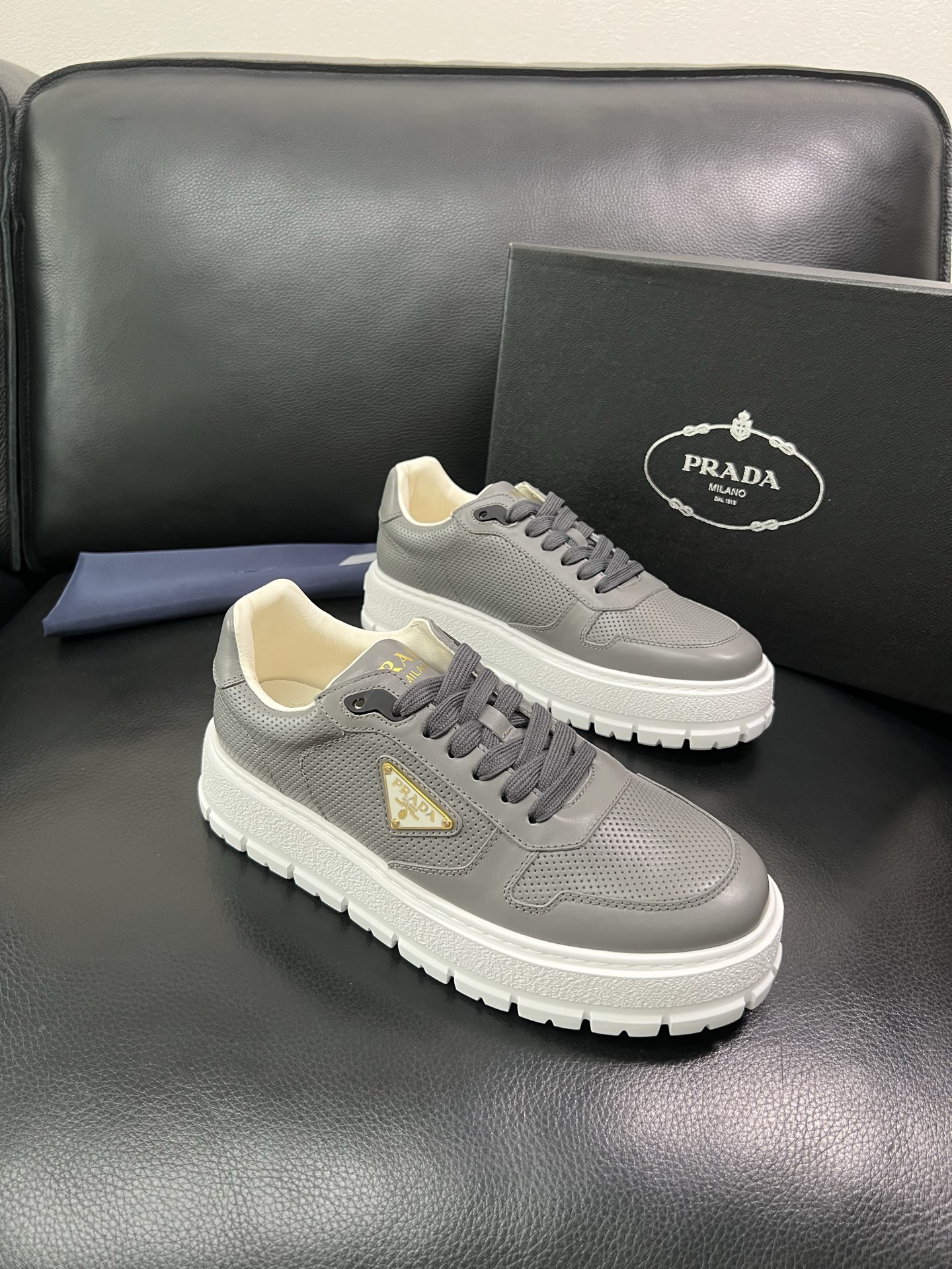 Prada 顶级工艺品，普拉达 专柜同步，原厂配置意大利进口牛皮面料，进口牛皮内里垫，透气舒适，鞋底：原