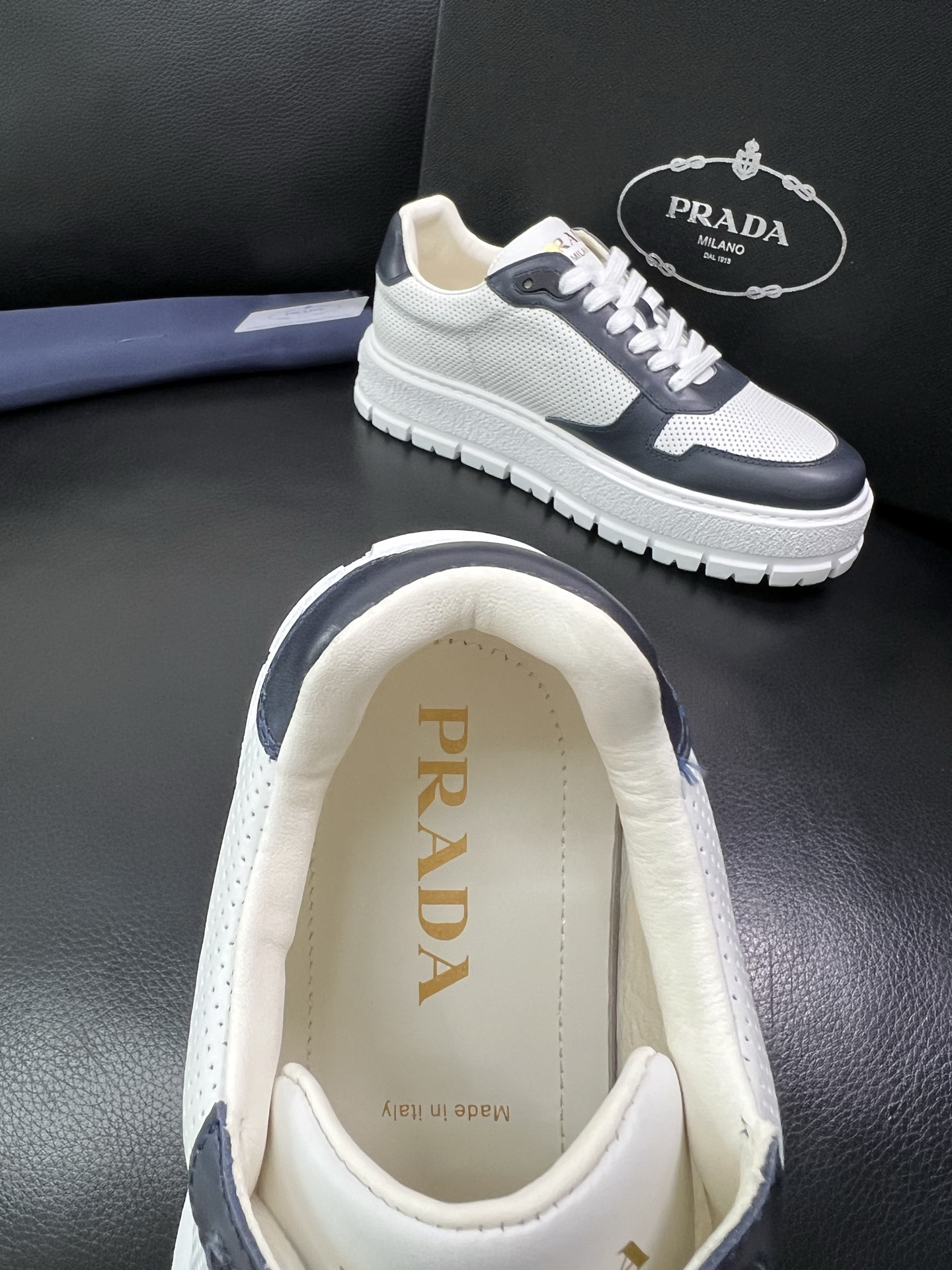 Prada 顶级工艺品，普拉达 专柜同步，原厂配置意大利进口牛皮面料，进口牛皮内里垫，透气舒适，鞋底：原