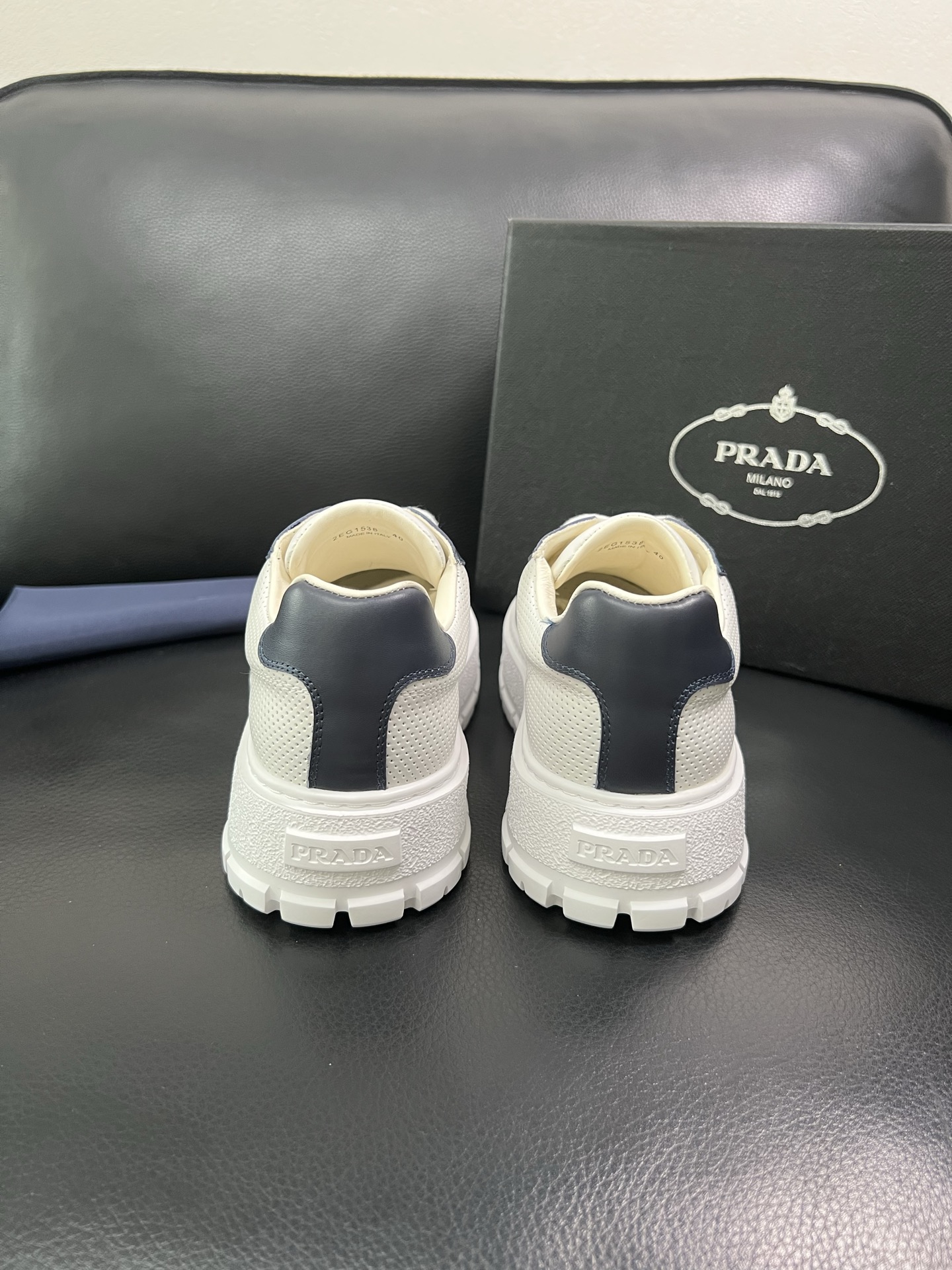 Prada 顶级工艺品，普拉达 专柜同步，原厂配置意大利进口牛皮面料，进口牛皮内里垫，透气舒适，鞋底：原