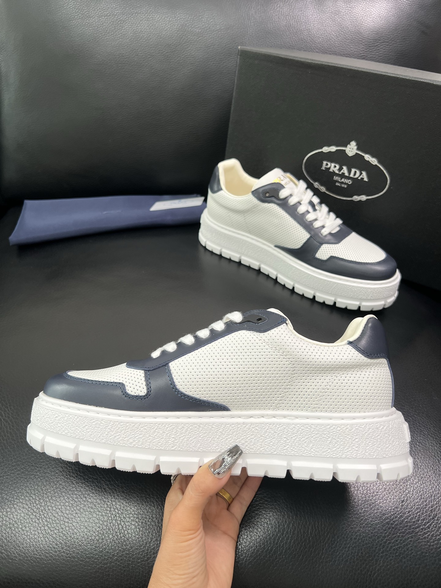 Prada 顶级工艺品，普拉达 专柜同步，原厂配置意大利进口牛皮面料，进口牛皮内里垫，透气舒适，鞋底：原