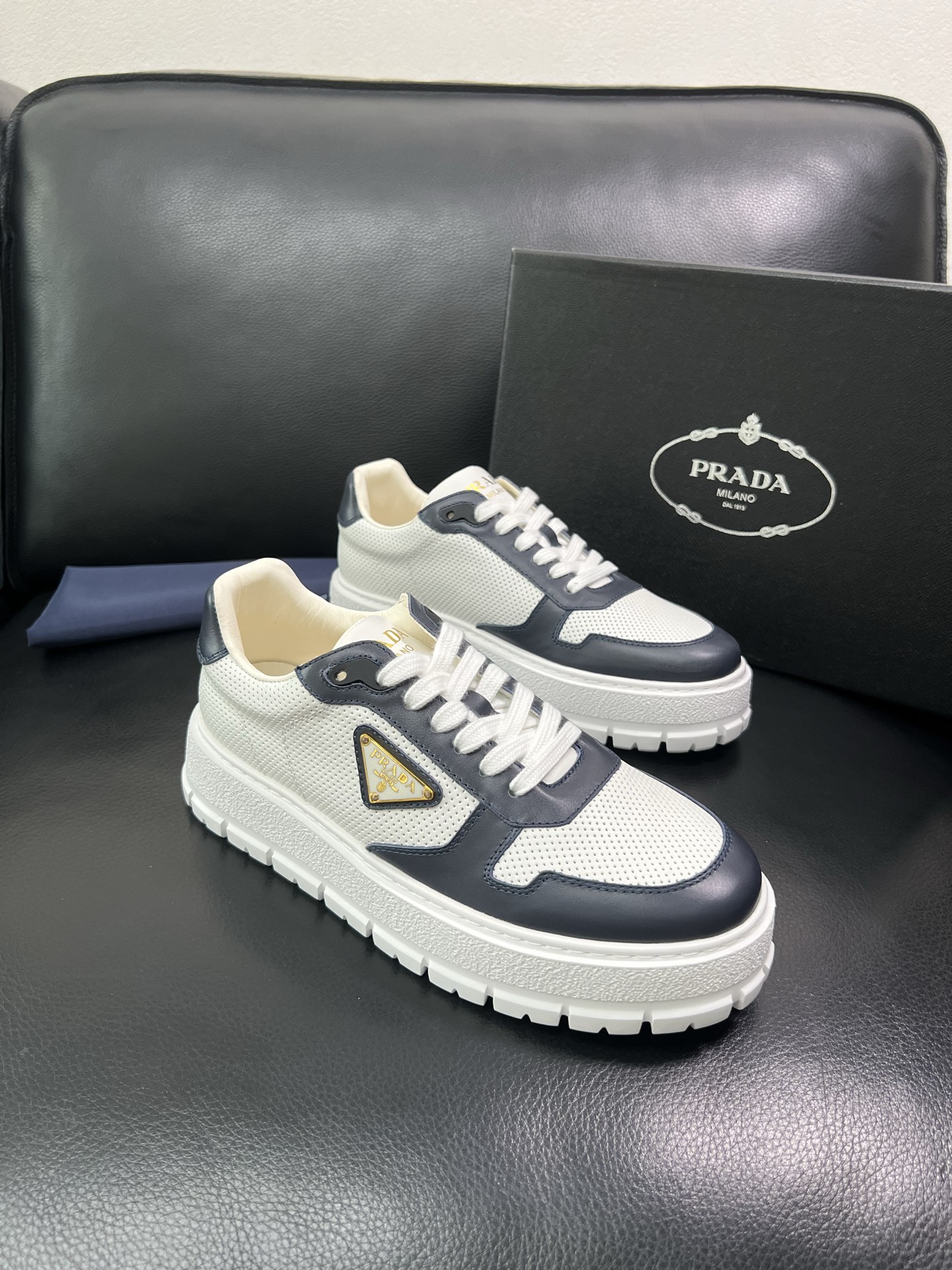 Prada 顶级工艺品，普拉达 专柜同步，原厂配置意大利进口牛皮面料，进口牛皮内里垫，透气舒适，鞋底：原
