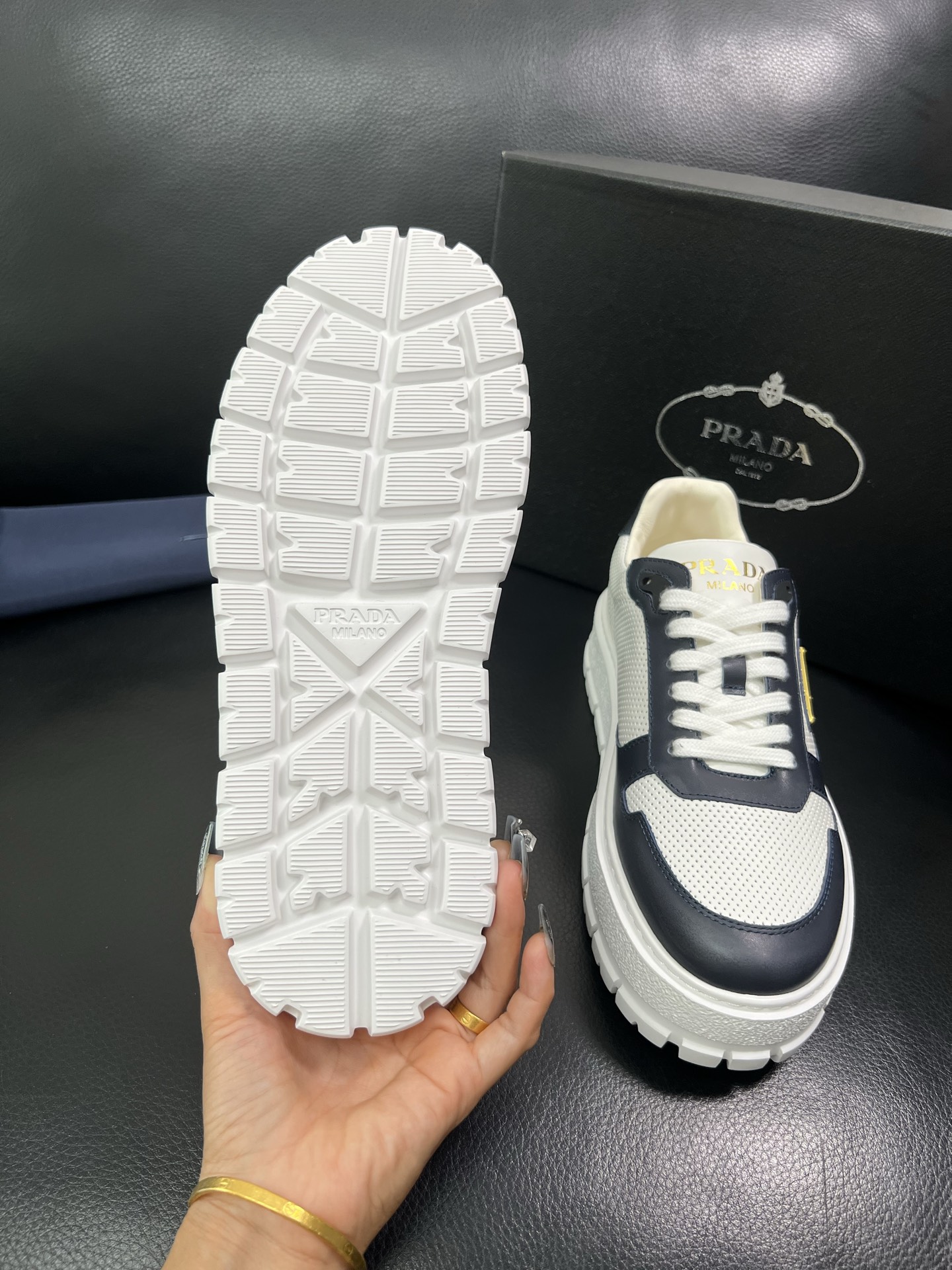 Prada 顶级工艺品，普拉达 专柜同步，原厂配置意大利进口牛皮面料，进口牛皮内里垫，透气舒适，鞋底：原