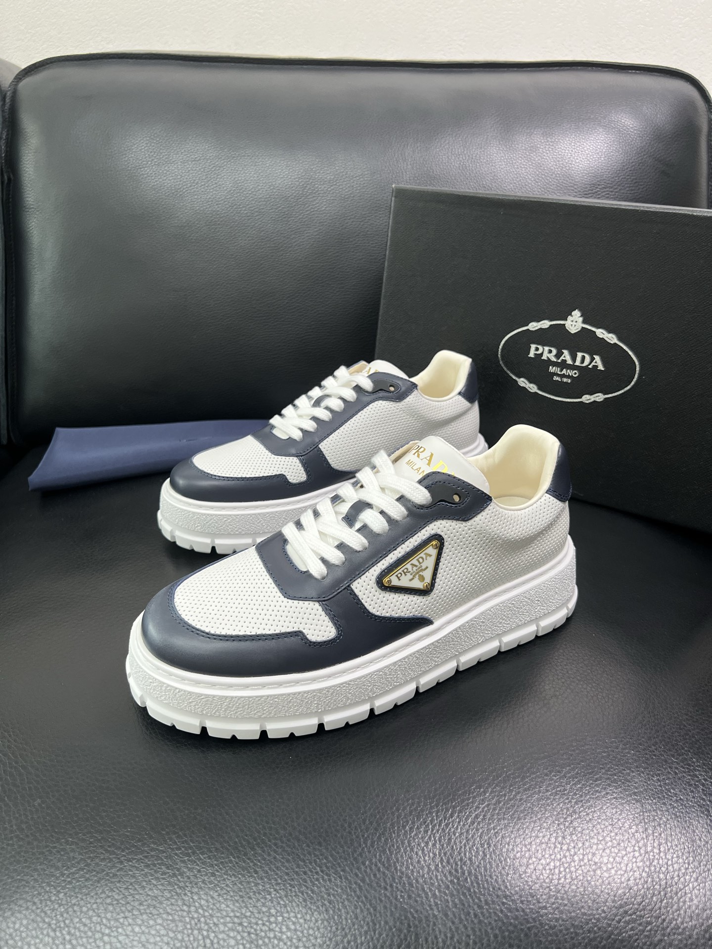 Prada 顶级工艺品，普拉达 专柜同步，原厂配置意大利进口牛皮面料，进口牛皮内里垫，透气舒适，鞋底：原