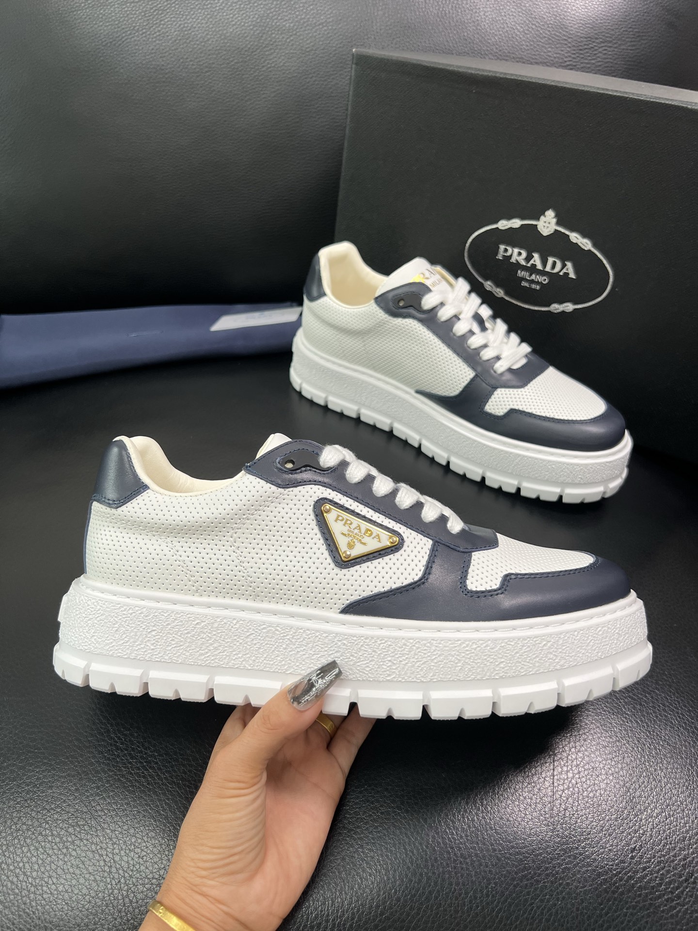 Prada 顶级工艺品，普拉达 专柜同步，原厂配置意大利进口牛皮面料，进口牛皮内里垫，透气舒适，鞋底：原