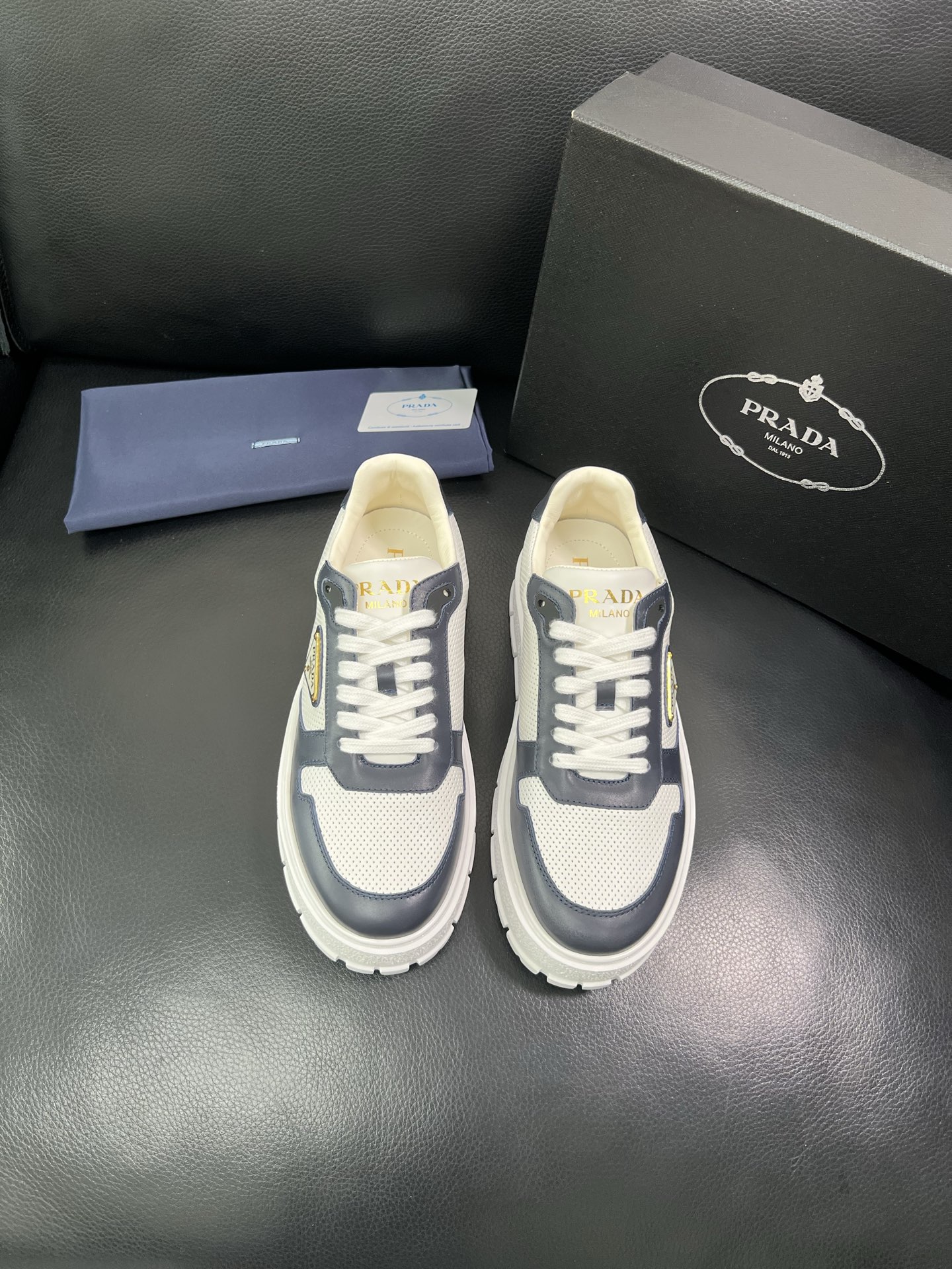 Prada 顶级工艺品，普拉达 专柜同步，原厂配置意大利进口牛皮面料，进口牛皮内里垫，透气舒适，鞋底：原