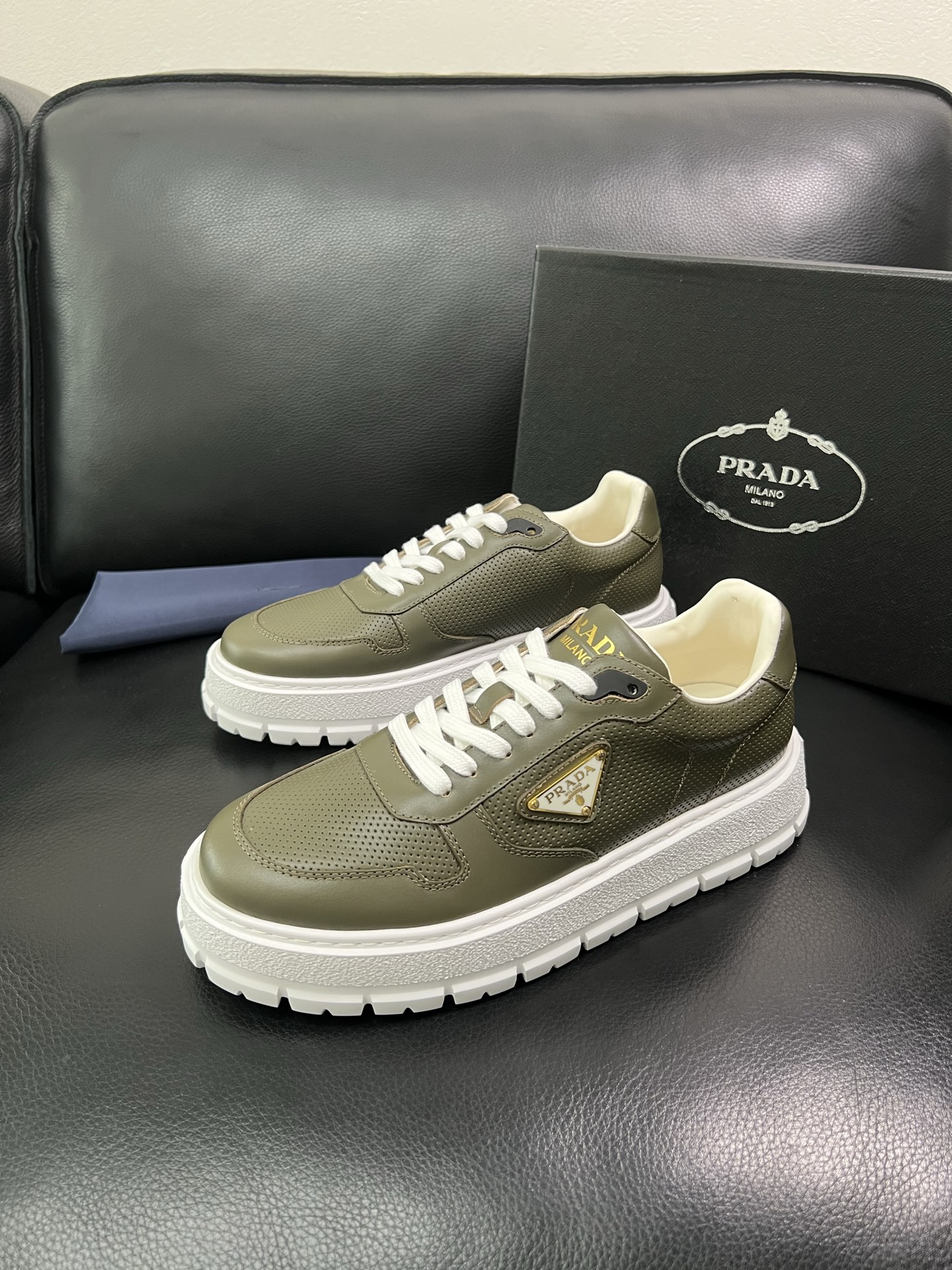 Prada 顶级工艺品，普拉达 专柜同步，原厂配置意大利进口牛皮面料，进口牛皮内里垫，透气舒适，鞋底：原