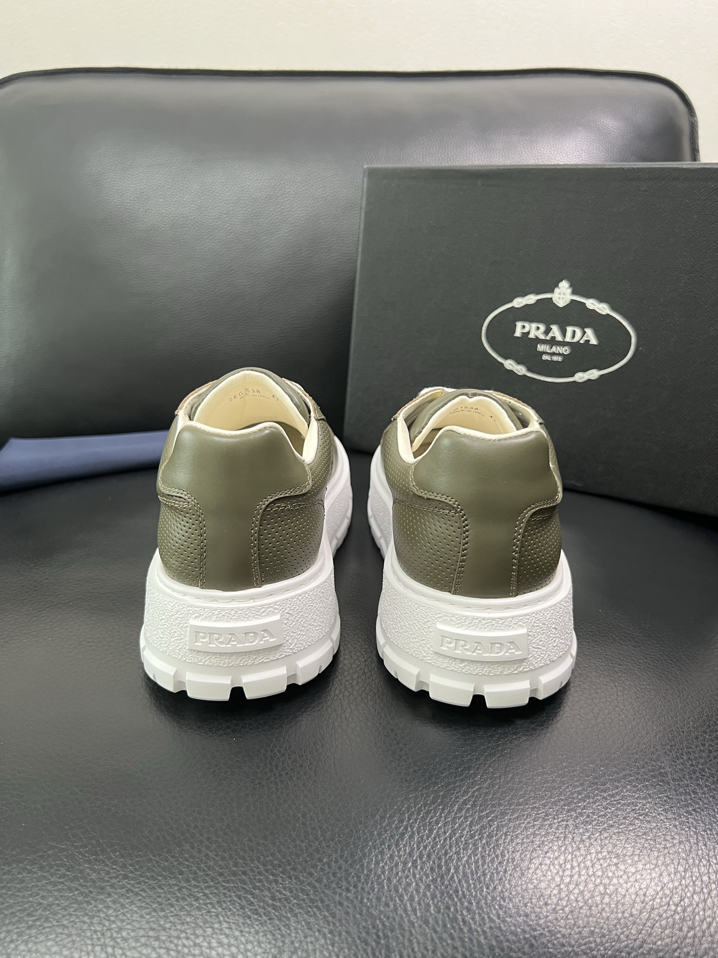 Prada 顶级工艺品，普拉达 专柜同步，原厂配置意大利进口牛皮面料，进口牛皮内里垫，透气舒适，鞋底：原