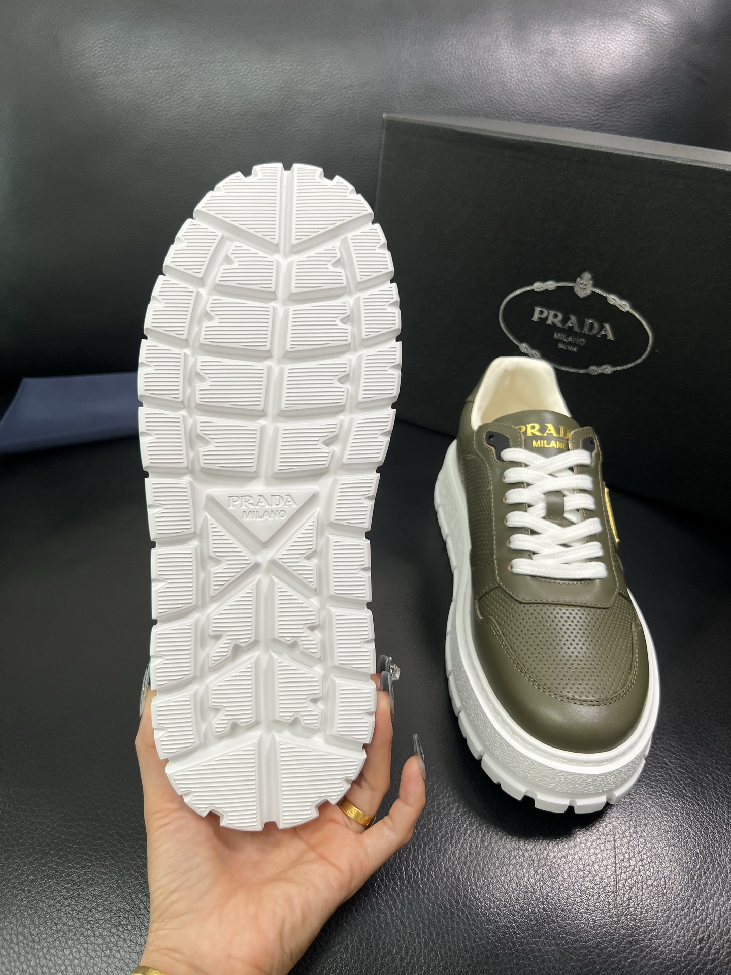 Prada 顶级工艺品，普拉达 专柜同步，原厂配置意大利进口牛皮面料，进口牛皮内里垫，透气舒适，鞋底：原