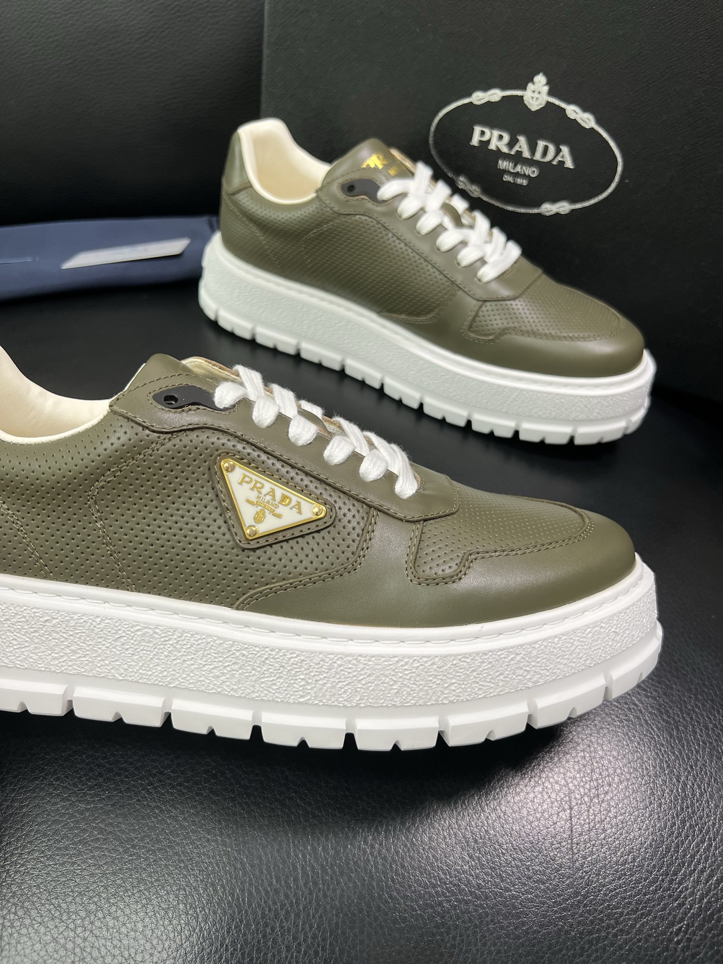 Prada 顶级工艺品，普拉达 专柜同步，原厂配置意大利进口牛皮面料，进口牛皮内里垫，透气舒适，鞋底：原