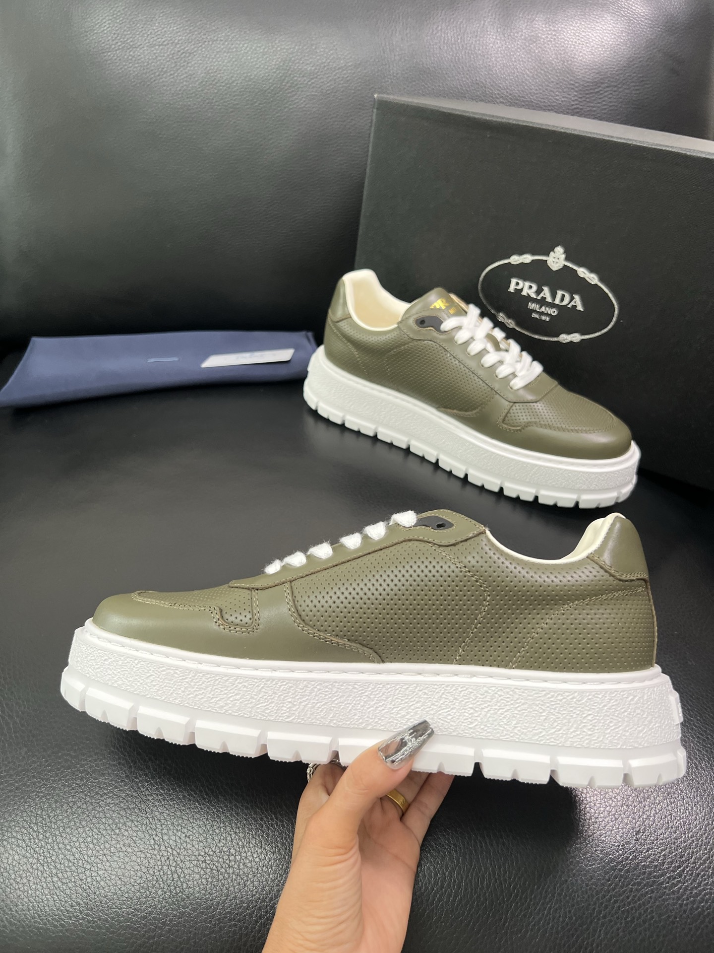 Prada 顶级工艺品，普拉达 专柜同步，原厂配置意大利进口牛皮面料，进口牛皮内里垫，透气舒适，鞋底：原