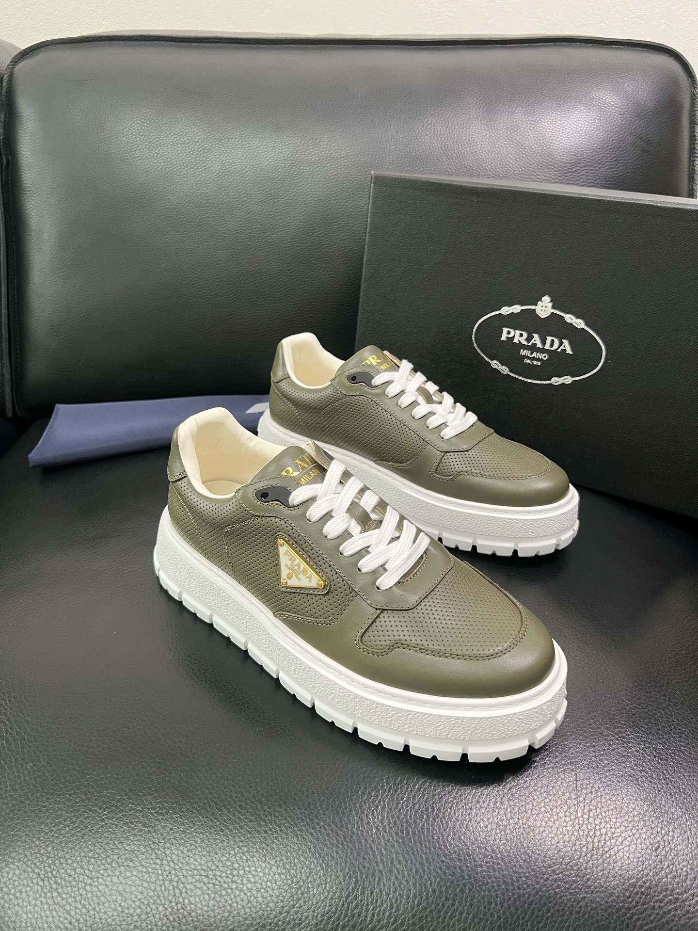 Prada 顶级工艺品，普拉达 专柜同步，原厂配置意大利进口牛皮面料，进口牛皮内里垫，透气舒适，鞋底：原