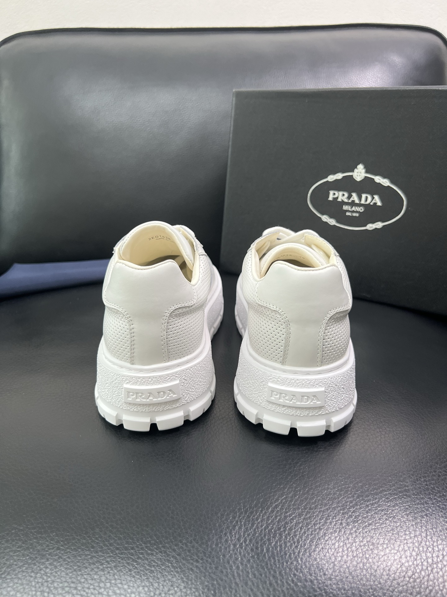 Prada 顶级工艺品，普拉达 专柜同步，原厂配置意大利进口牛皮面料，进口牛皮内里垫，透气舒适，鞋底：原