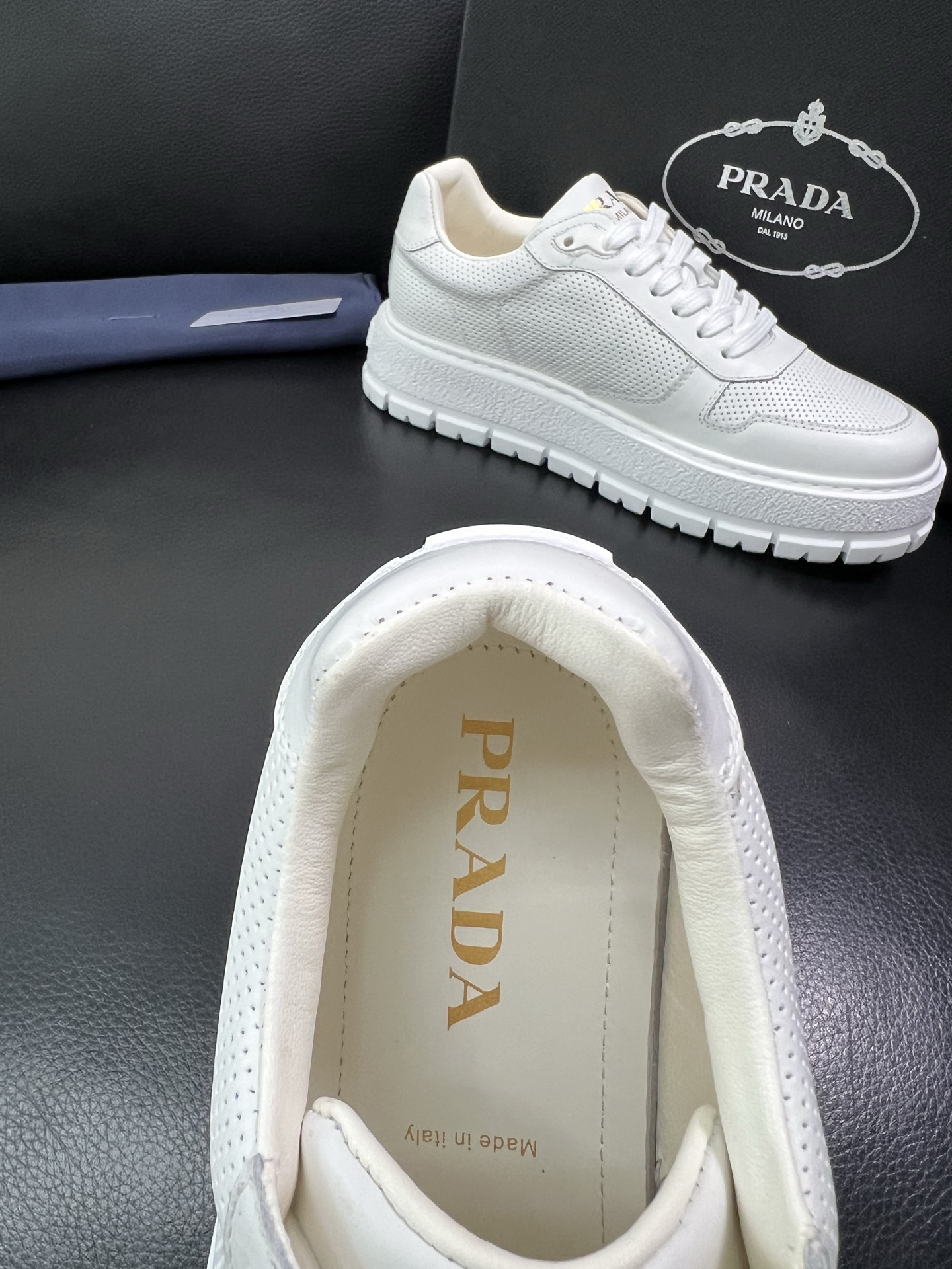 Prada 顶级工艺品，普拉达 专柜同步，原厂配置意大利进口牛皮面料，进口牛皮内里垫，透气舒适，鞋底：原