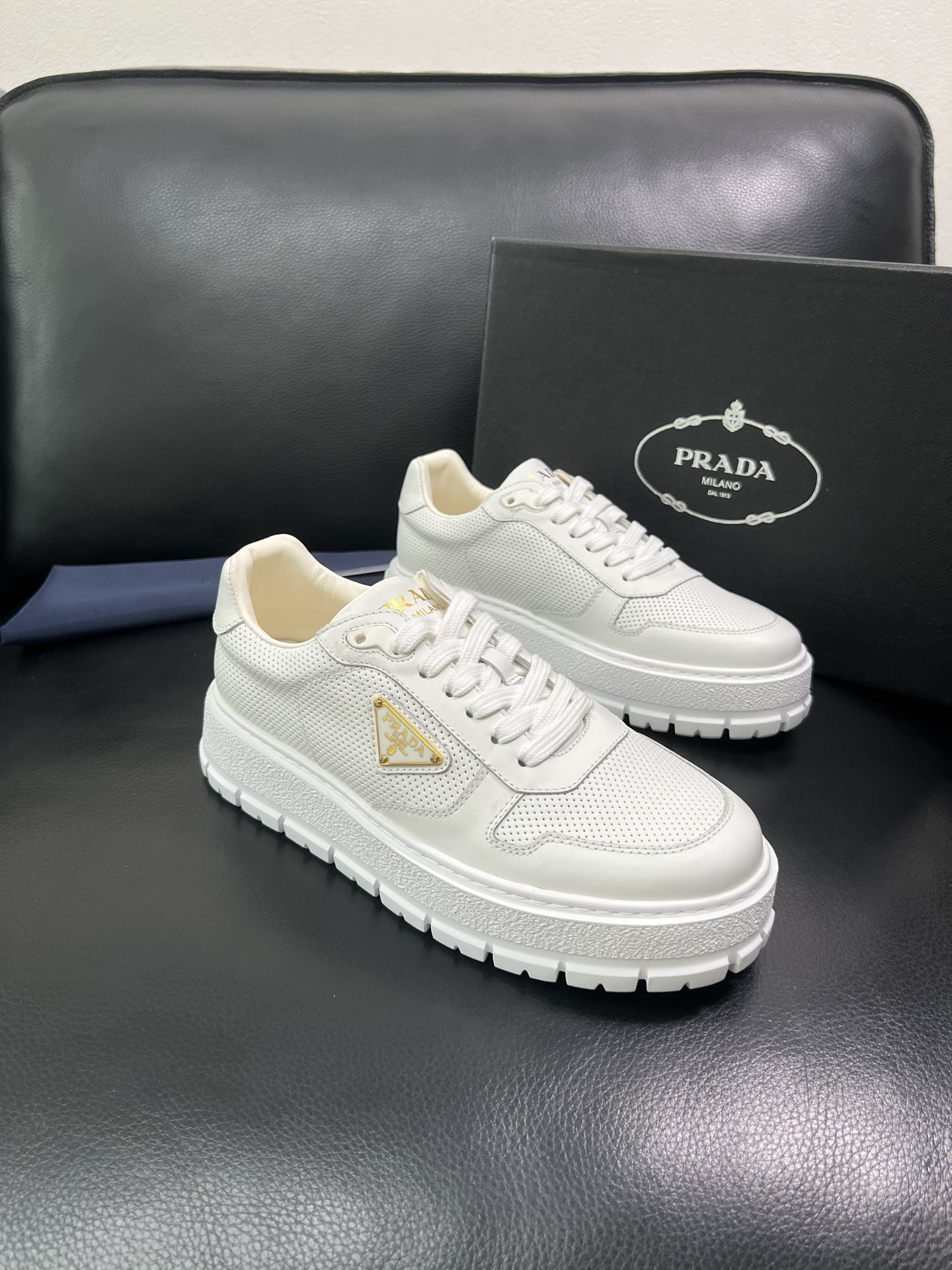 Prada 顶级工艺品，普拉达 专柜同步，原厂配置意大利进口牛皮面料，进口牛皮内里垫，透气舒适，鞋底：原